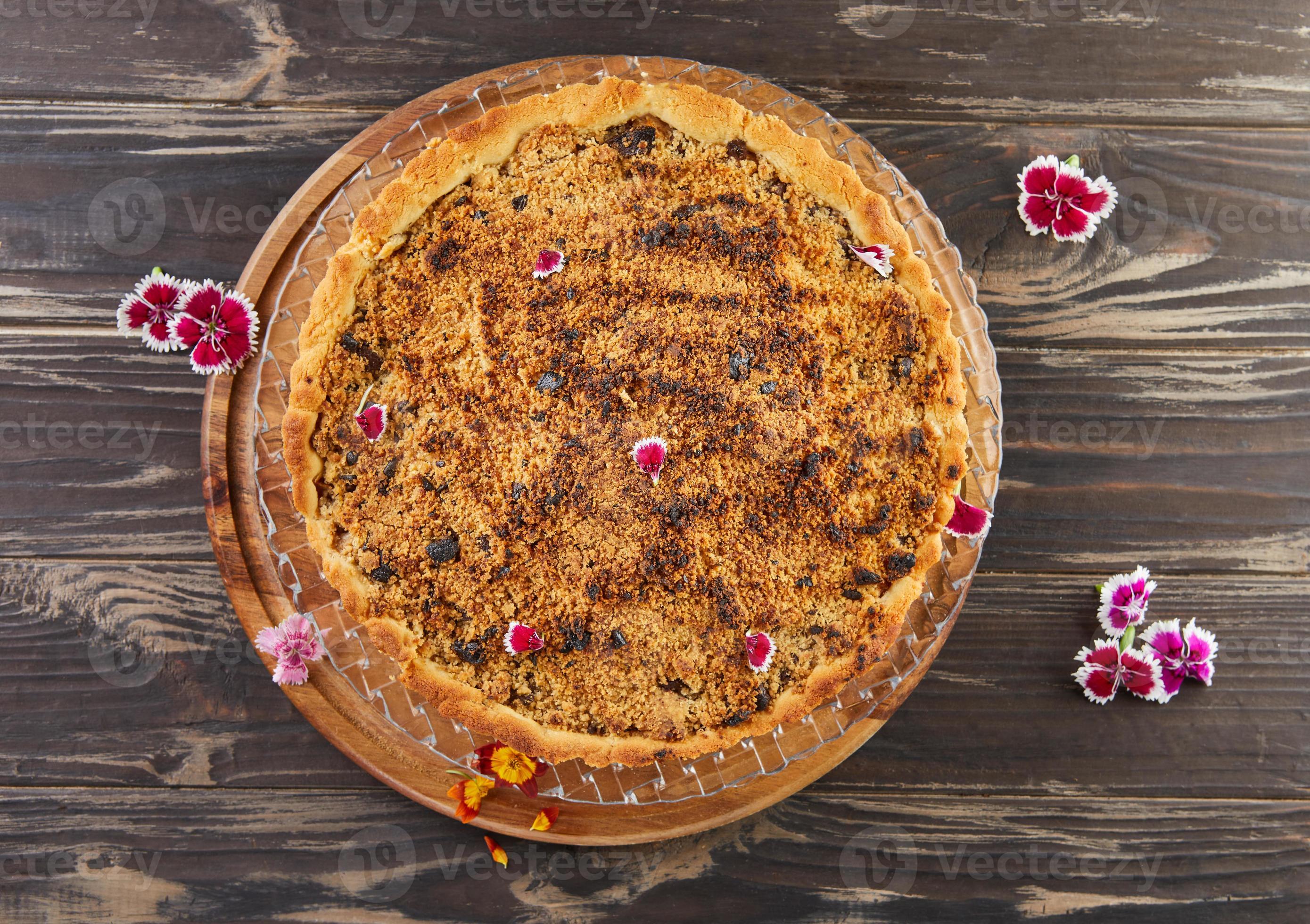 torta de pêra e chocolate crumble com flores comestíveis. cozinha gourmet  francesa 4744159 Foto de stock no Vecteezy