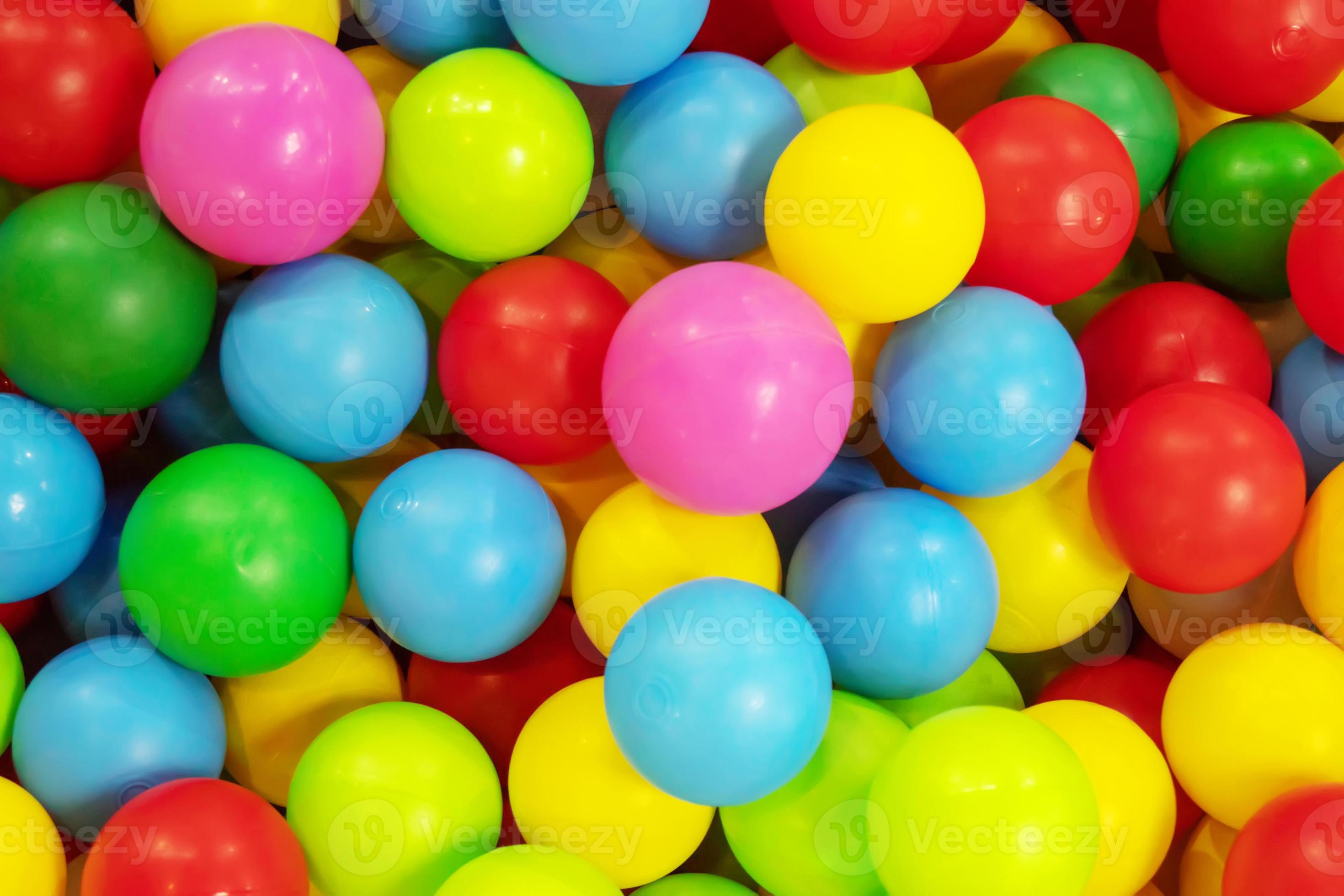 Muitas Bolas De Plástico Coloridas Na Piscina Da Sala De Jogos