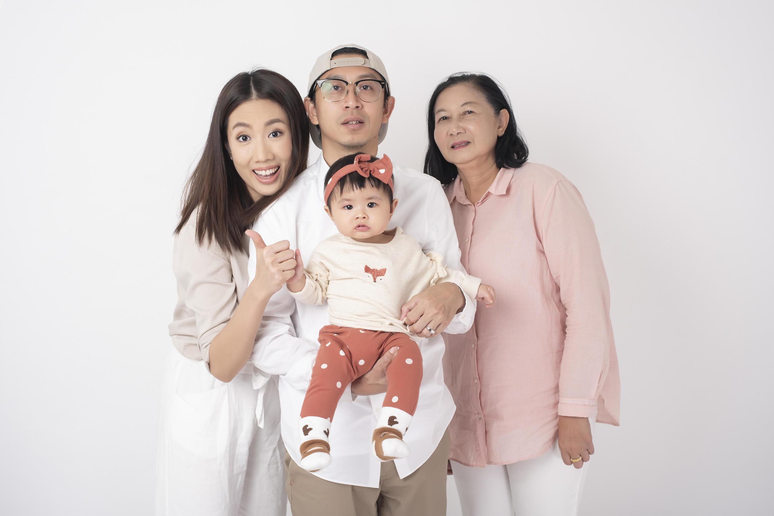 feliz família asiática em fundo branco foto
