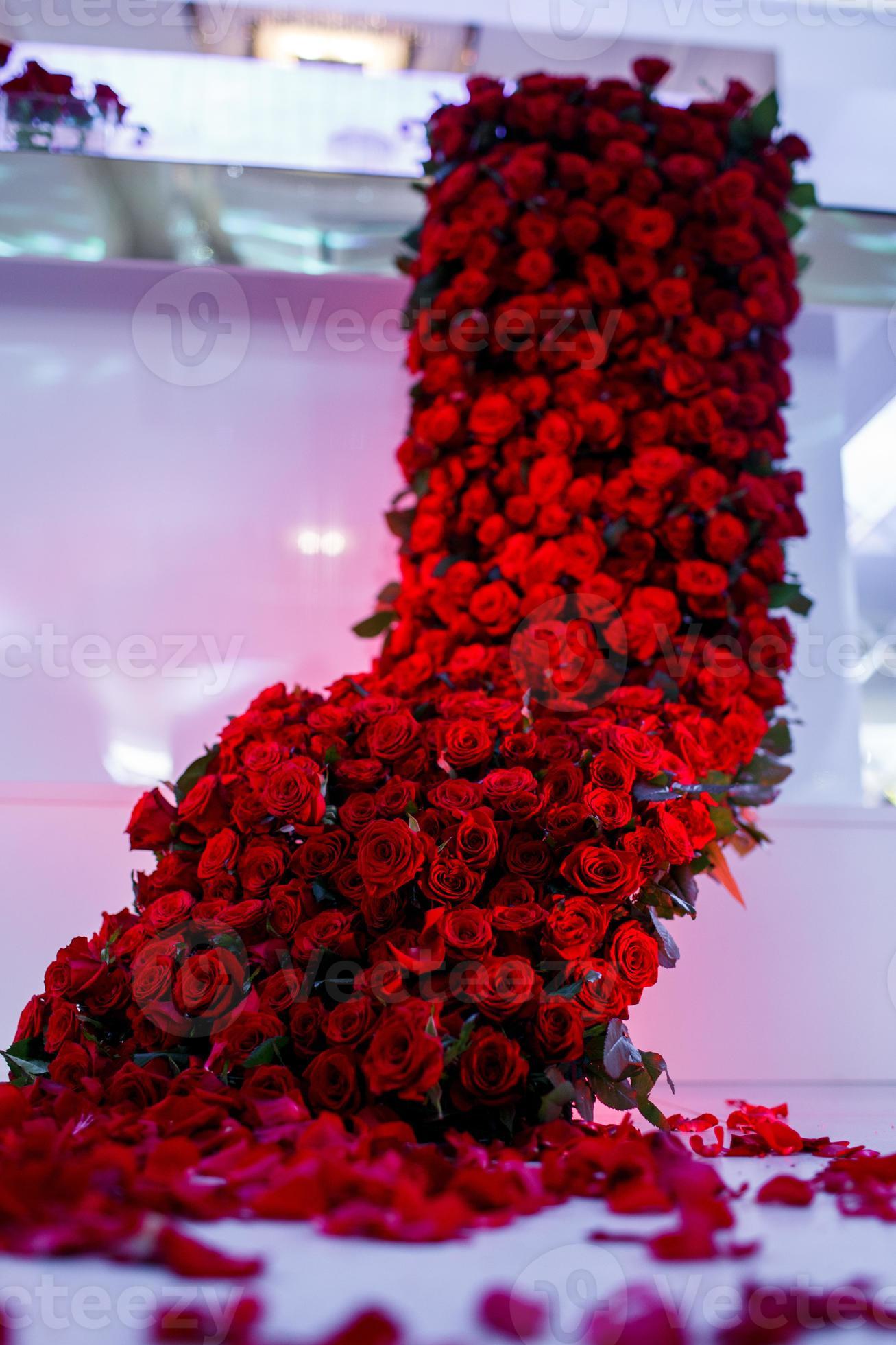 arranjo de flores festivas. buquê de rosas vermelhas. amor de casamento dos  namorados. 5360541 Foto de stock no Vecteezy