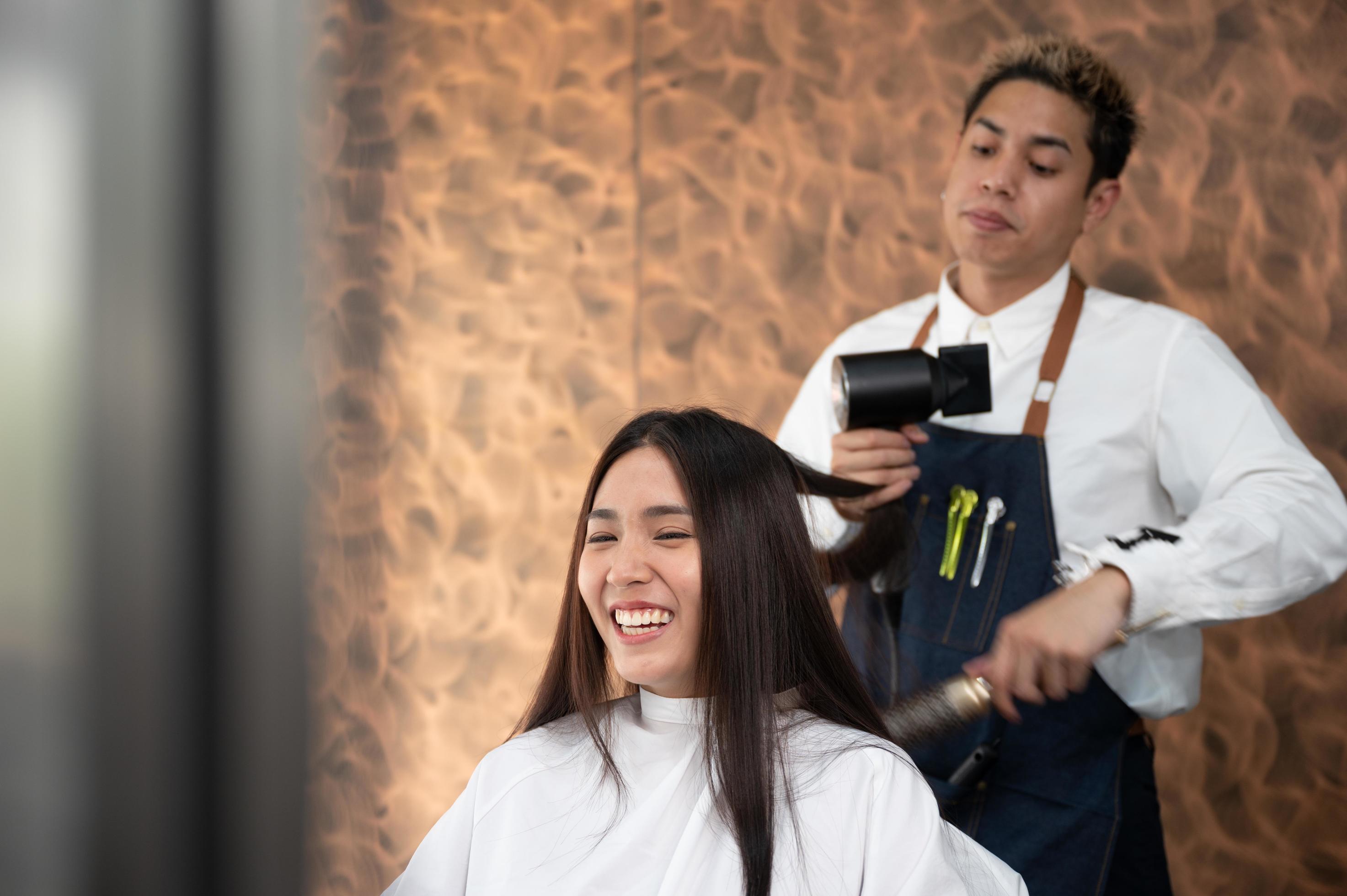 Cabeleireiro Com Cliente No Salão De Beleza . Foto de Stock