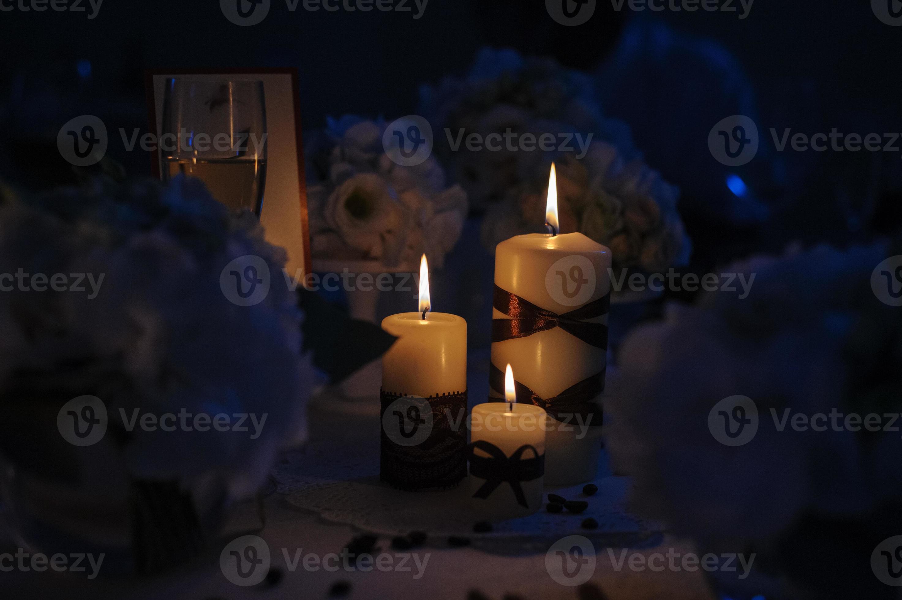 linda mesa decorada com enfeites de flores e velas vermelhas. noite de natal  ou decoração de festa de casamento. 5384794 Foto de stock no Vecteezy