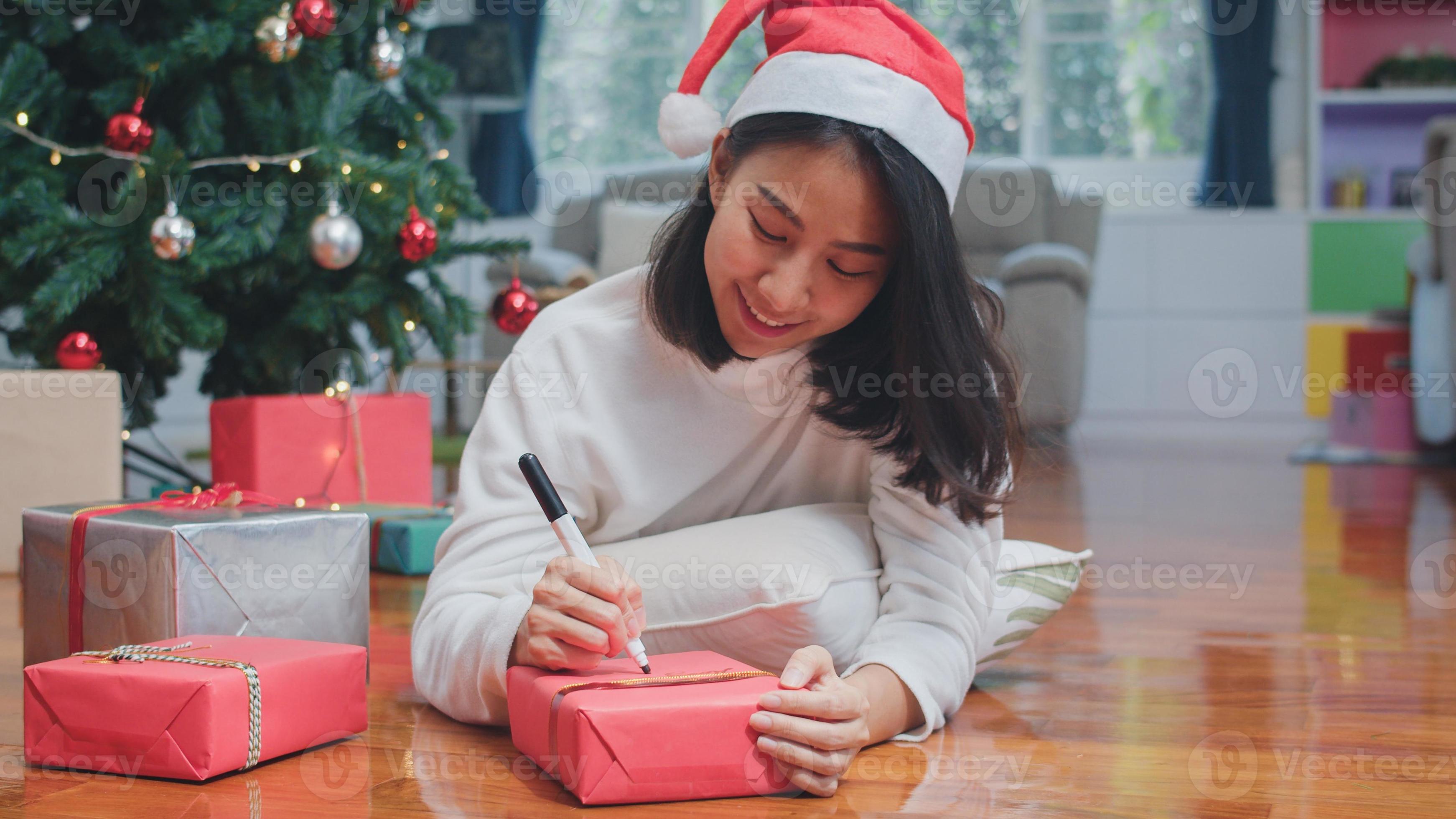 Promoções de férias e conceito imobiliário linda mulher ruiva com chapéu de papai  noel e suéter mostrando papel hou