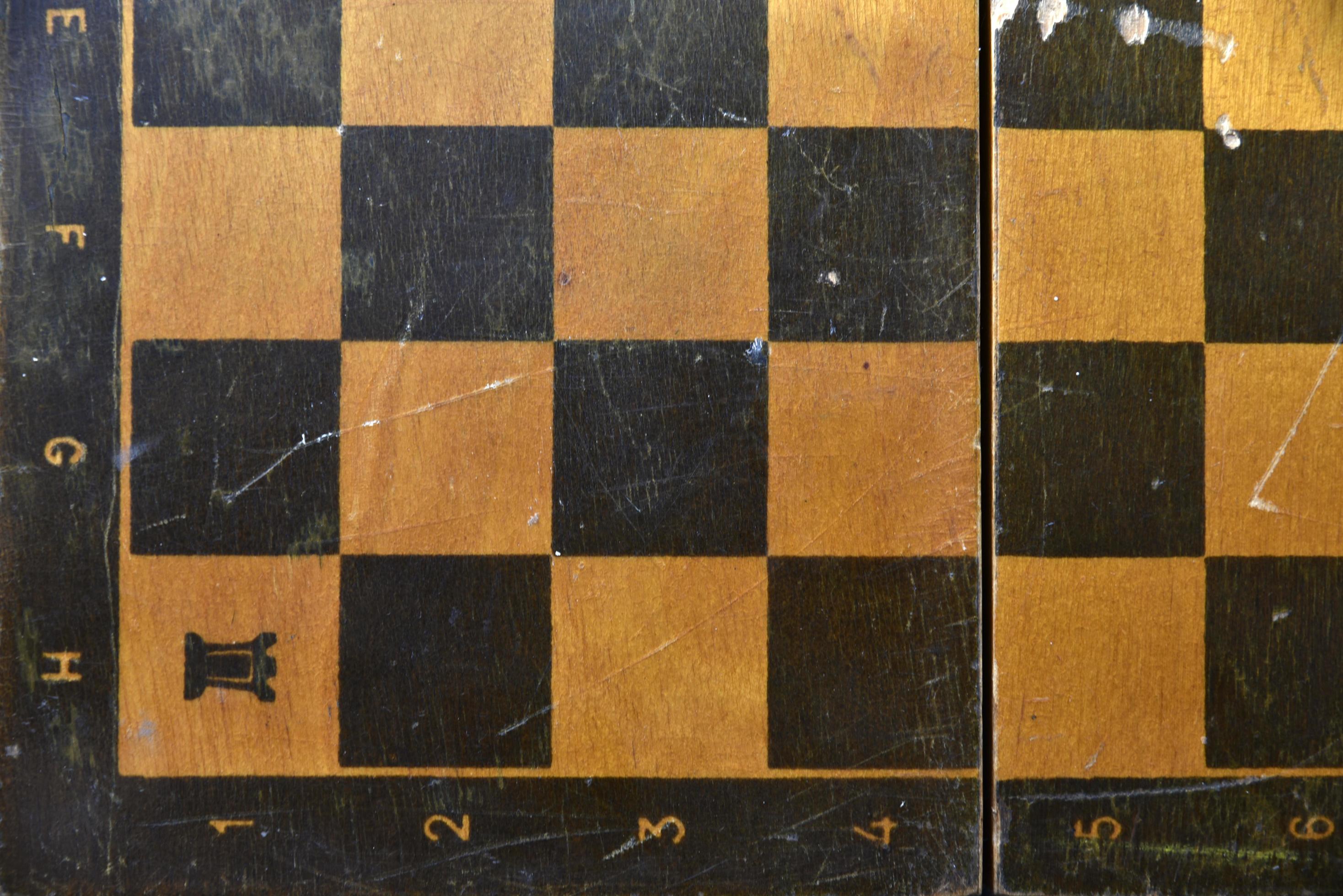 Perto do velho tabuleiro de xadrez com um conjunto de peças de