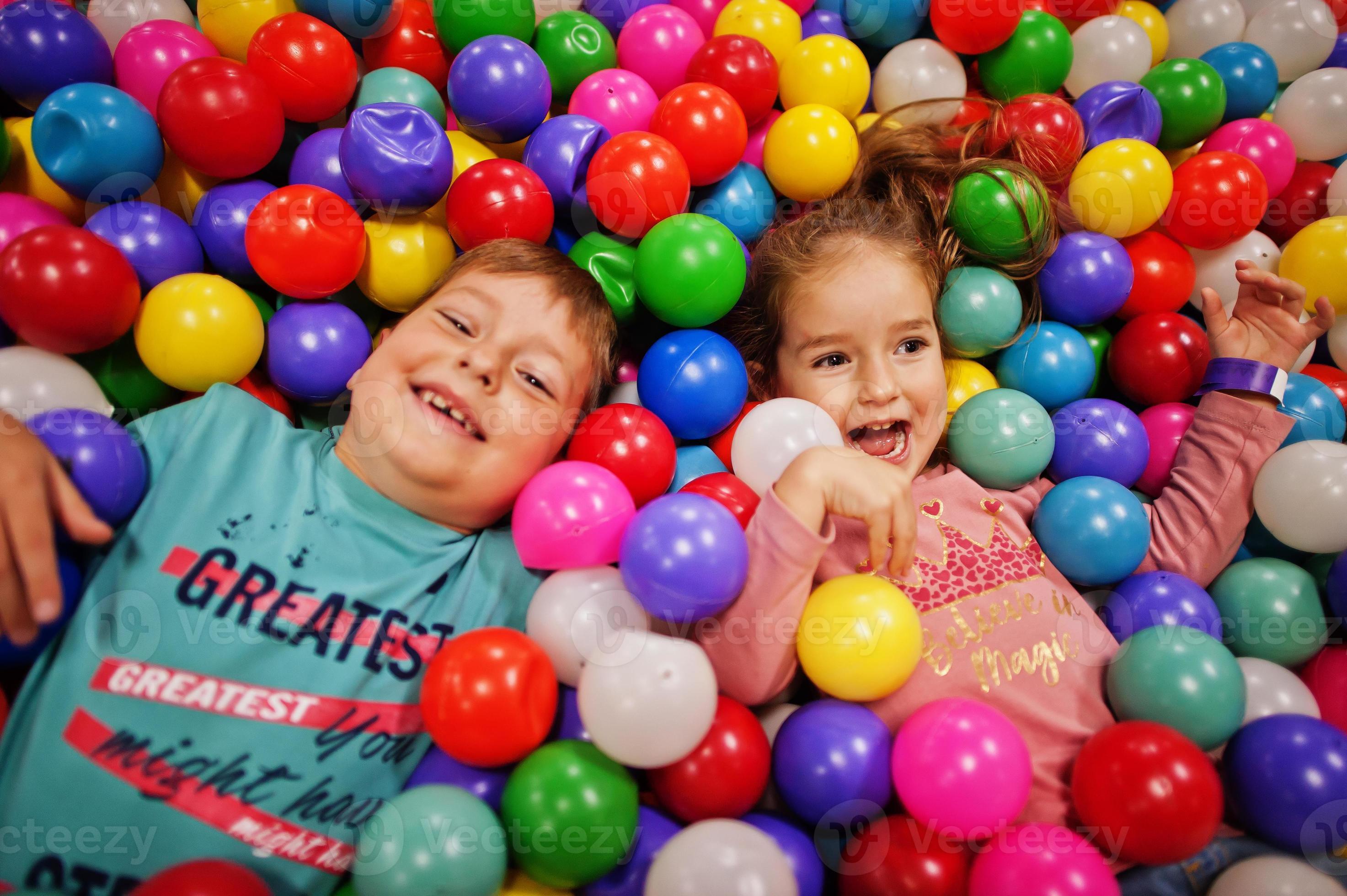 A Criança Está Jogando Com Bolas Coloridas De Madeira. Jogo Para Crianças  Fotos, retratos, imágenes y fotografía de archivo libres de derecho. Image  93615103