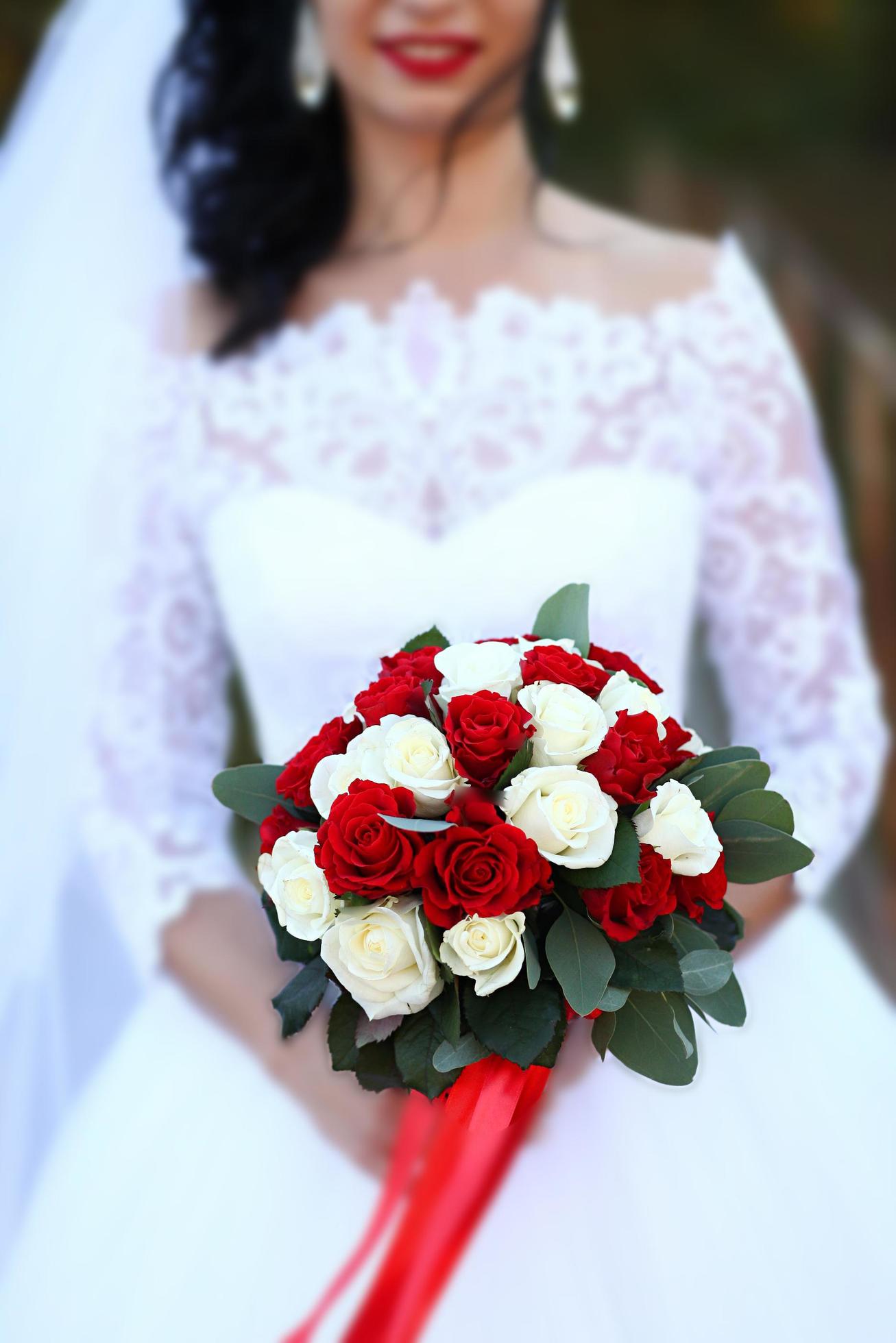 buquê de casamento nas mãos da noiva. a noiva segura um buquê de flores de  rosas ao ar livre. 6017918 Foto de stock no Vecteezy