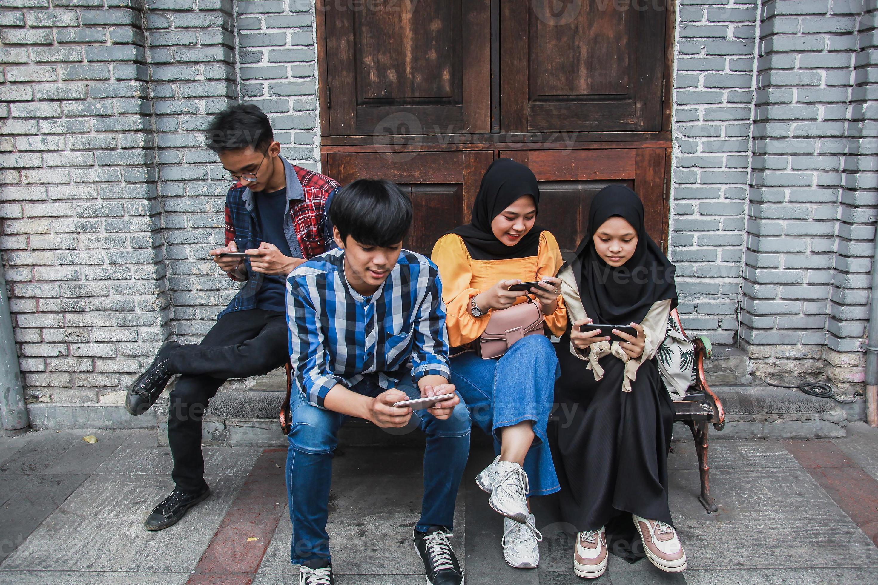 Grupo De Amigos Jogando Jogos De Aplicativos Em Celulares E on-line Juntos  As Mãos Estão Segurando Um Círculo De Smartphone Na Me Imagem de Stock -  Imagem de tecnologia, social: 198292041