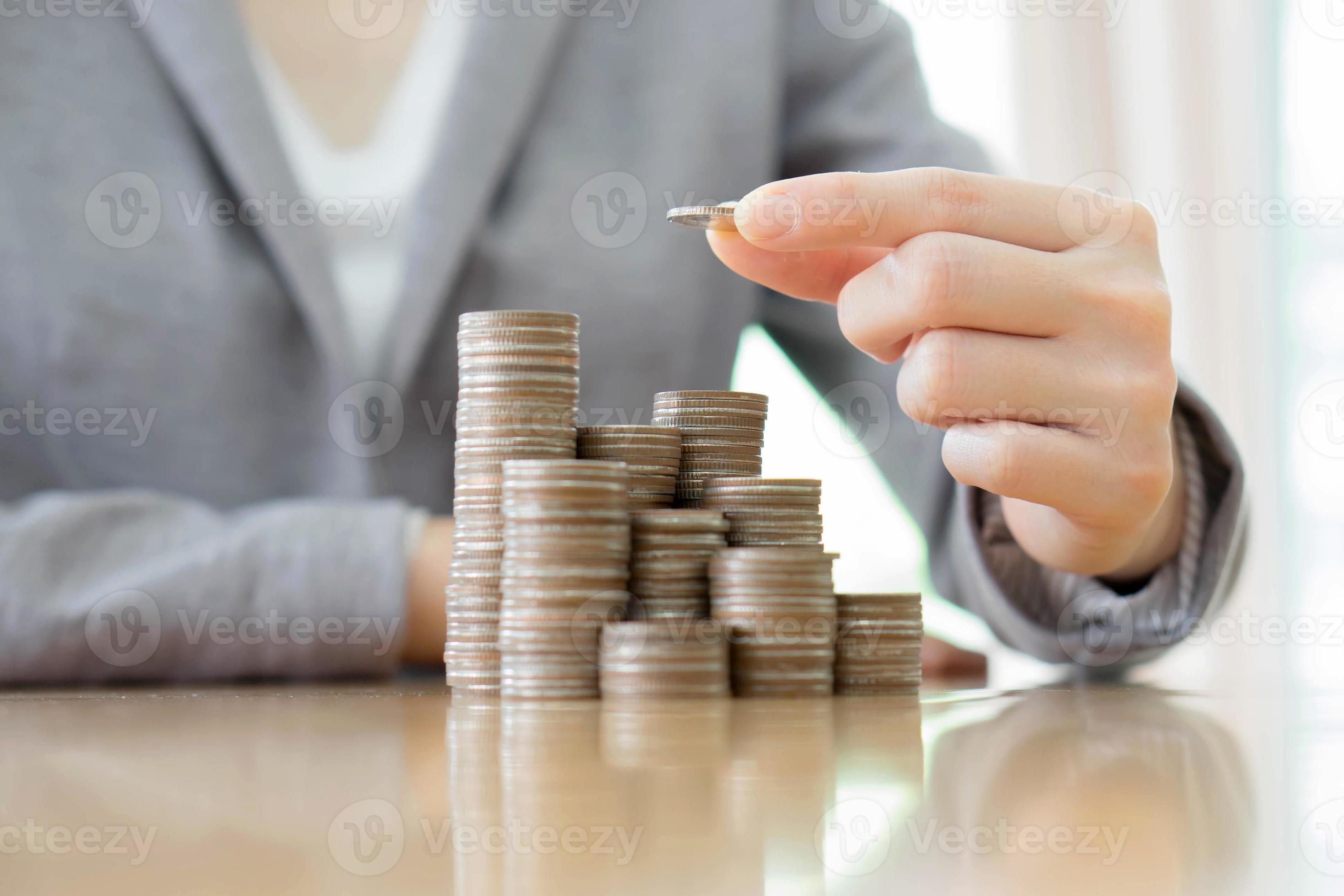 close-up de uma empresária fazendo pilha de moedas foto