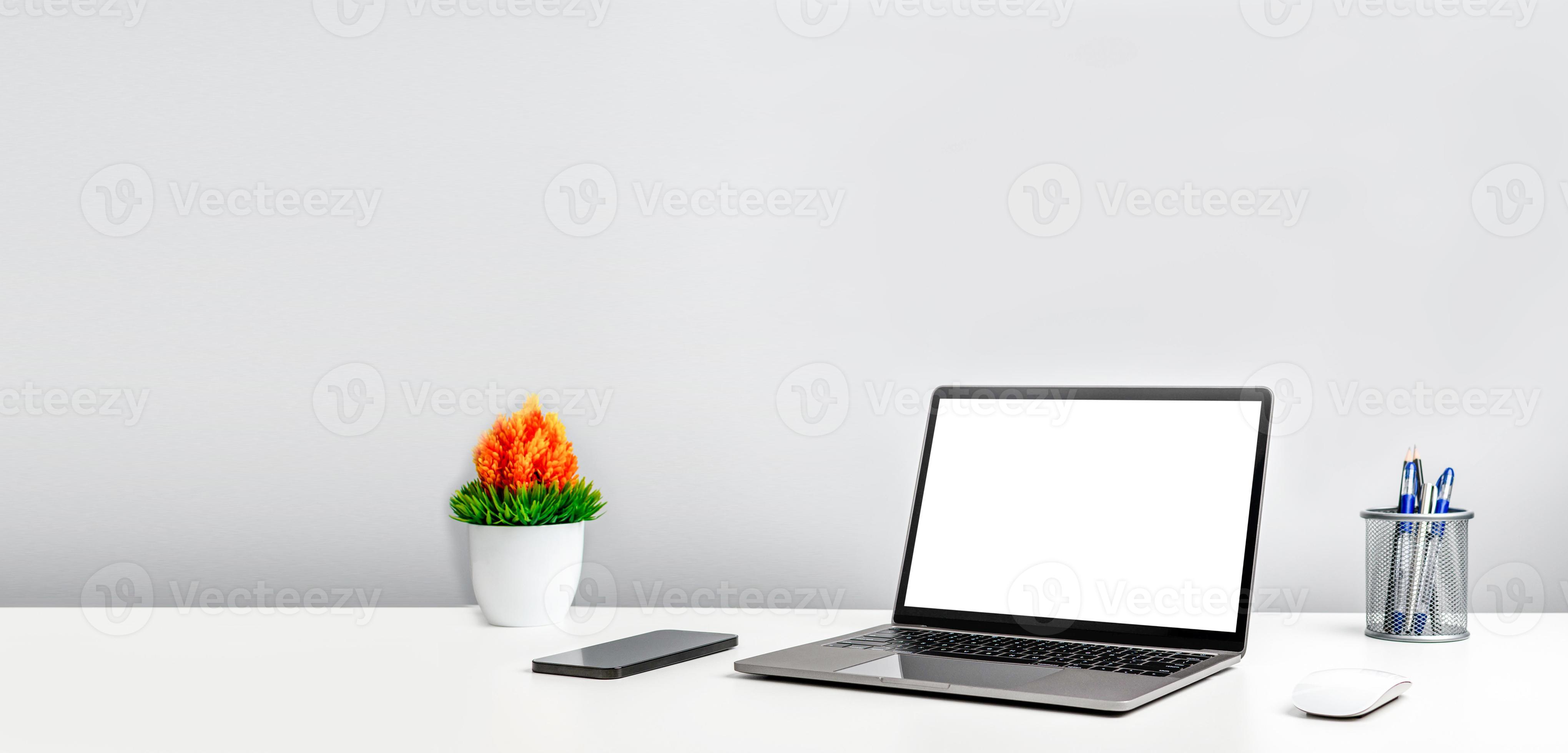 Laptop aberto isolado no fundo branco do estúdio com copyspace para  anúncio. gadget moderno e fino para escritório ou trabalho remoto,  freelance, compras online, assistir cinema, digitar texto, comunicação.