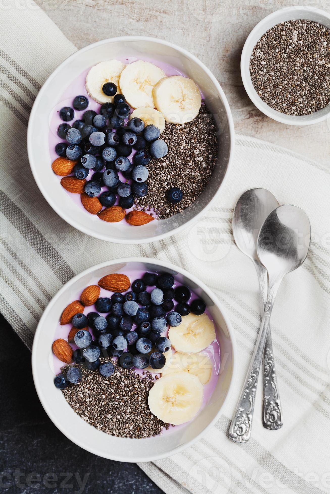 iogurte com frutas, banana, amêndoas e sementes de chia foto