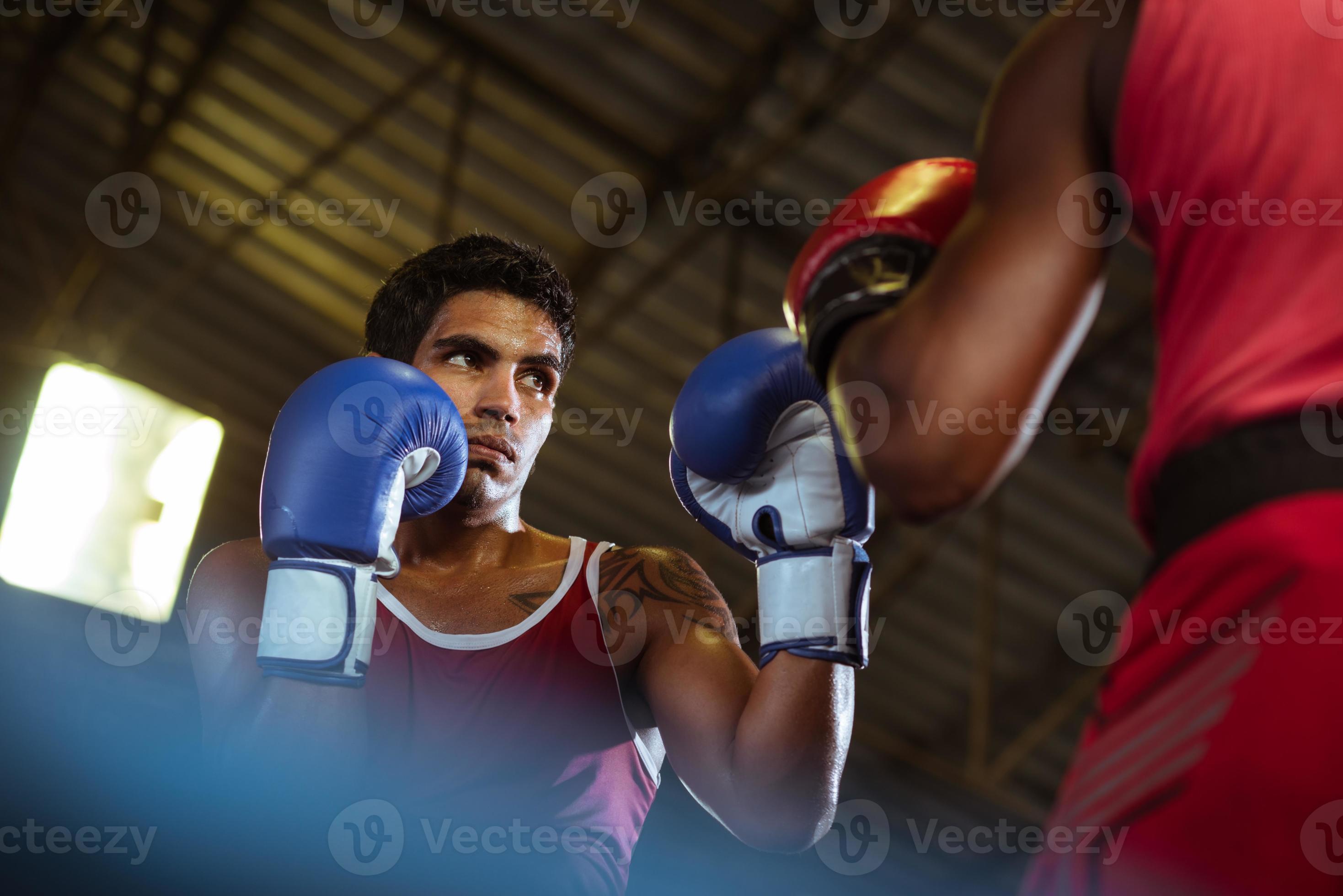 vista do solo de dois boxeadores masculinos em um ringue de boxe foto