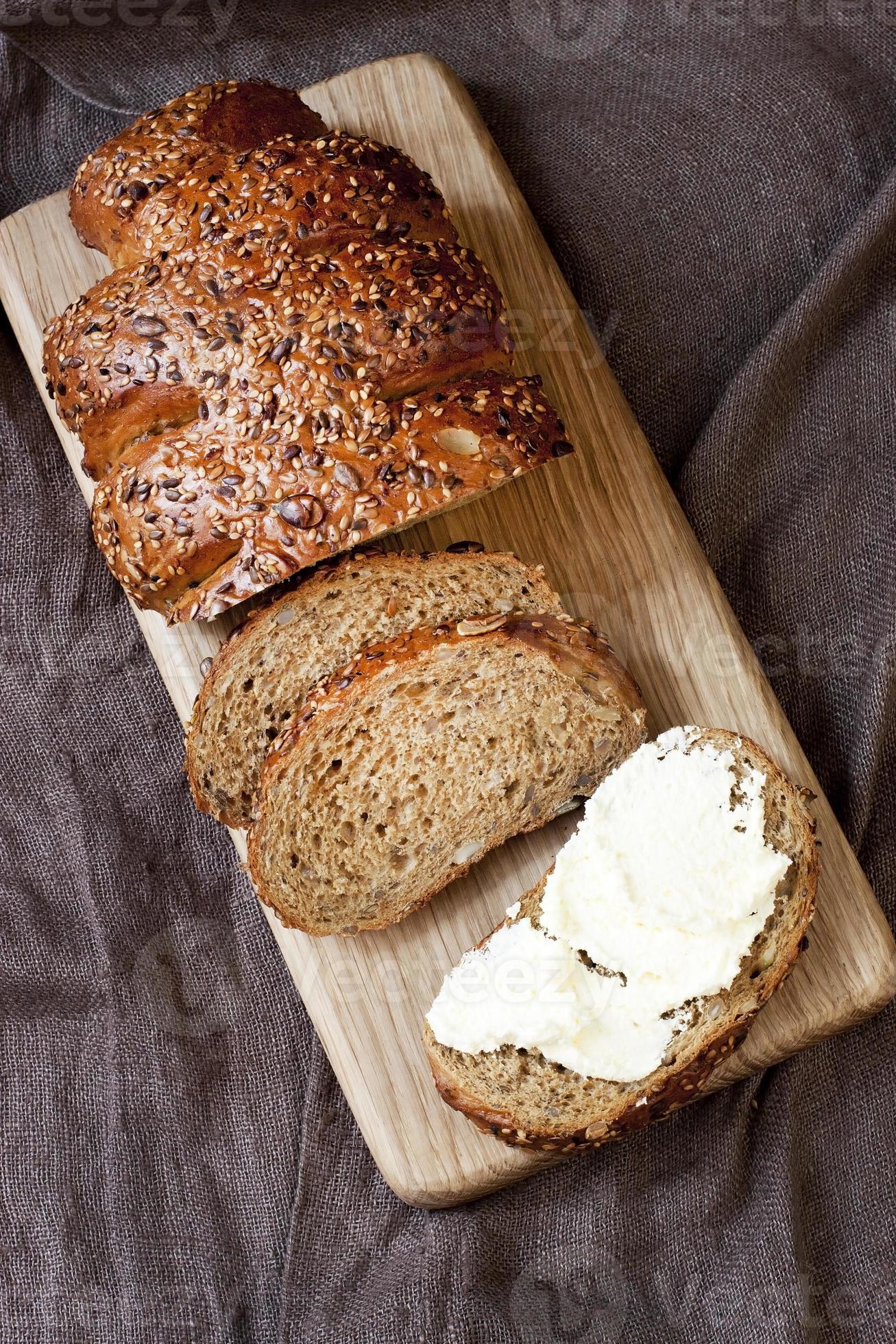 pão tradicional com creme de manteiga foto