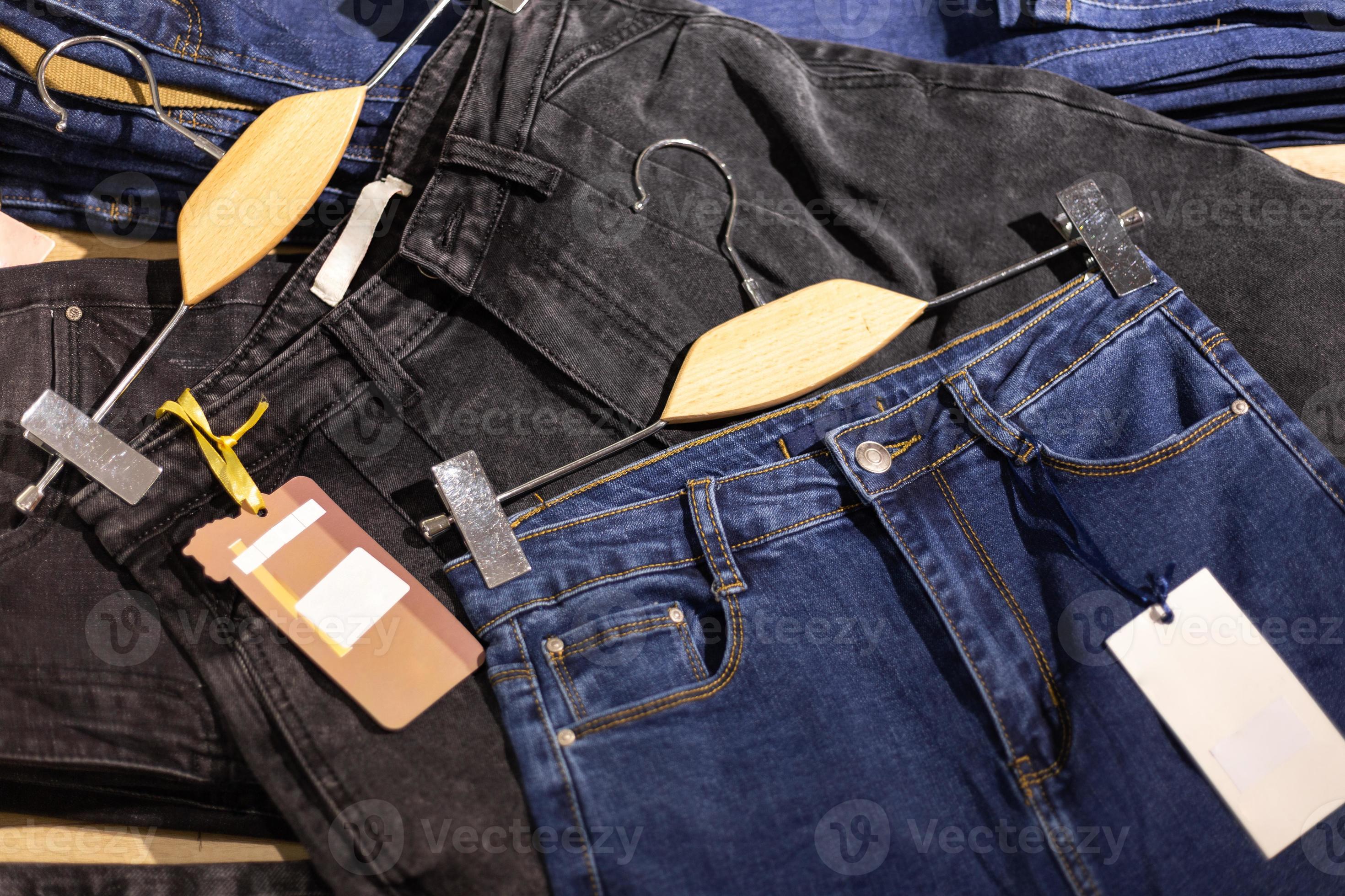 pilha de jeans azul e preto em uma loja. conceito de compra, venda