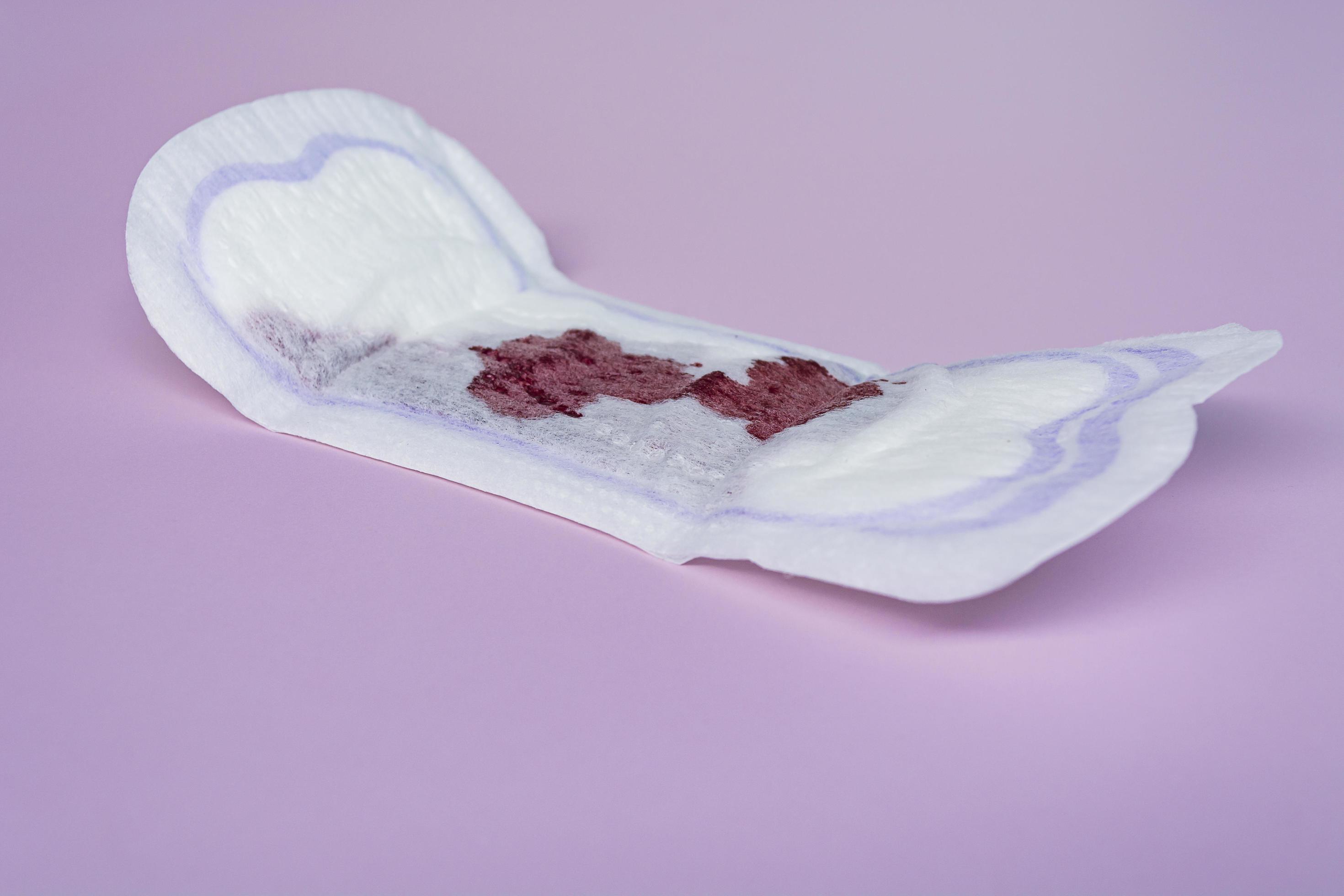 Tema da menstruação. protetores de calcinha femininos com sangue em fundo  rosa. vista do topo. postura plana