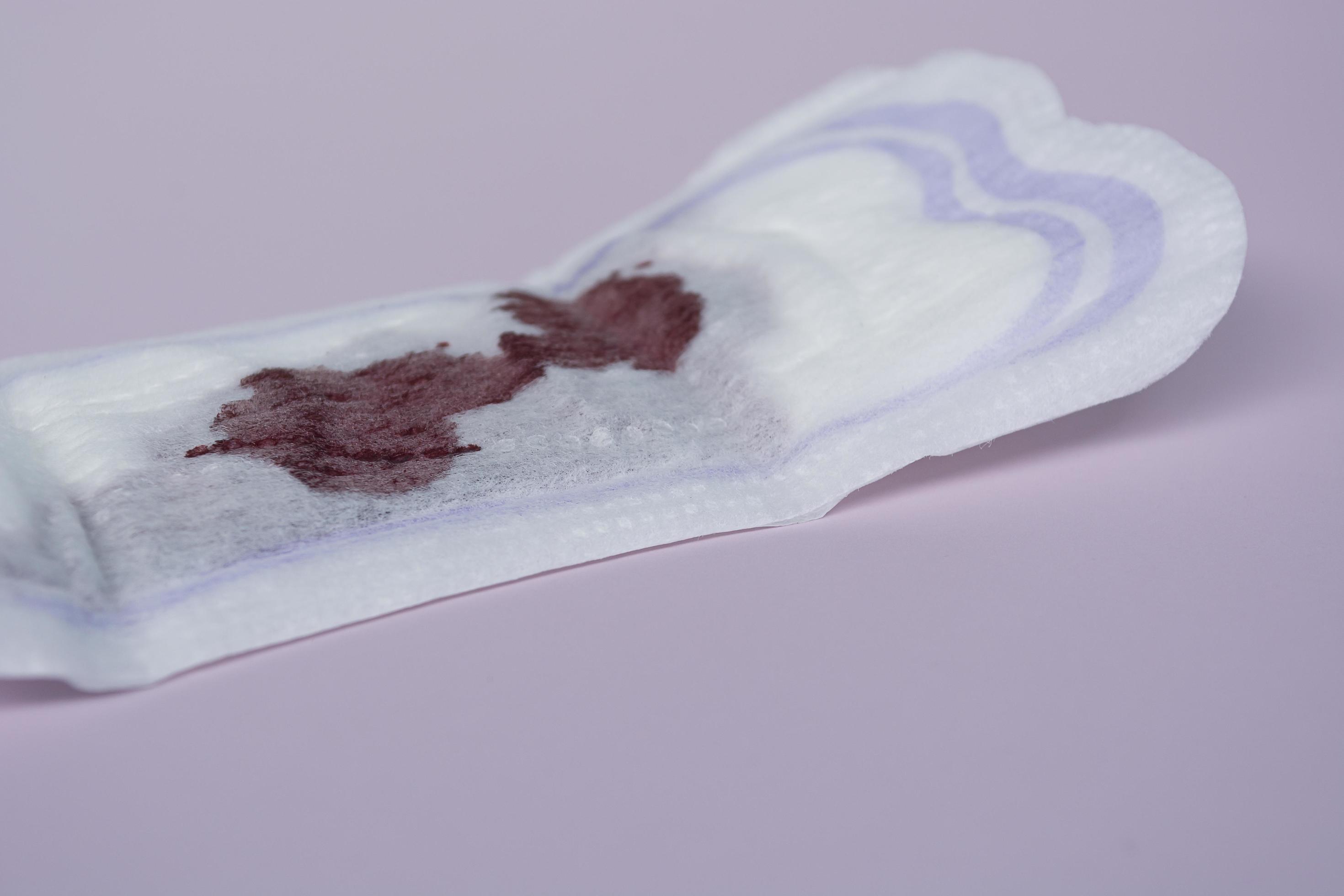 Tema da menstruação. protetores de calcinha femininos com sangue em fundo  rosa. vista do topo. postura plana