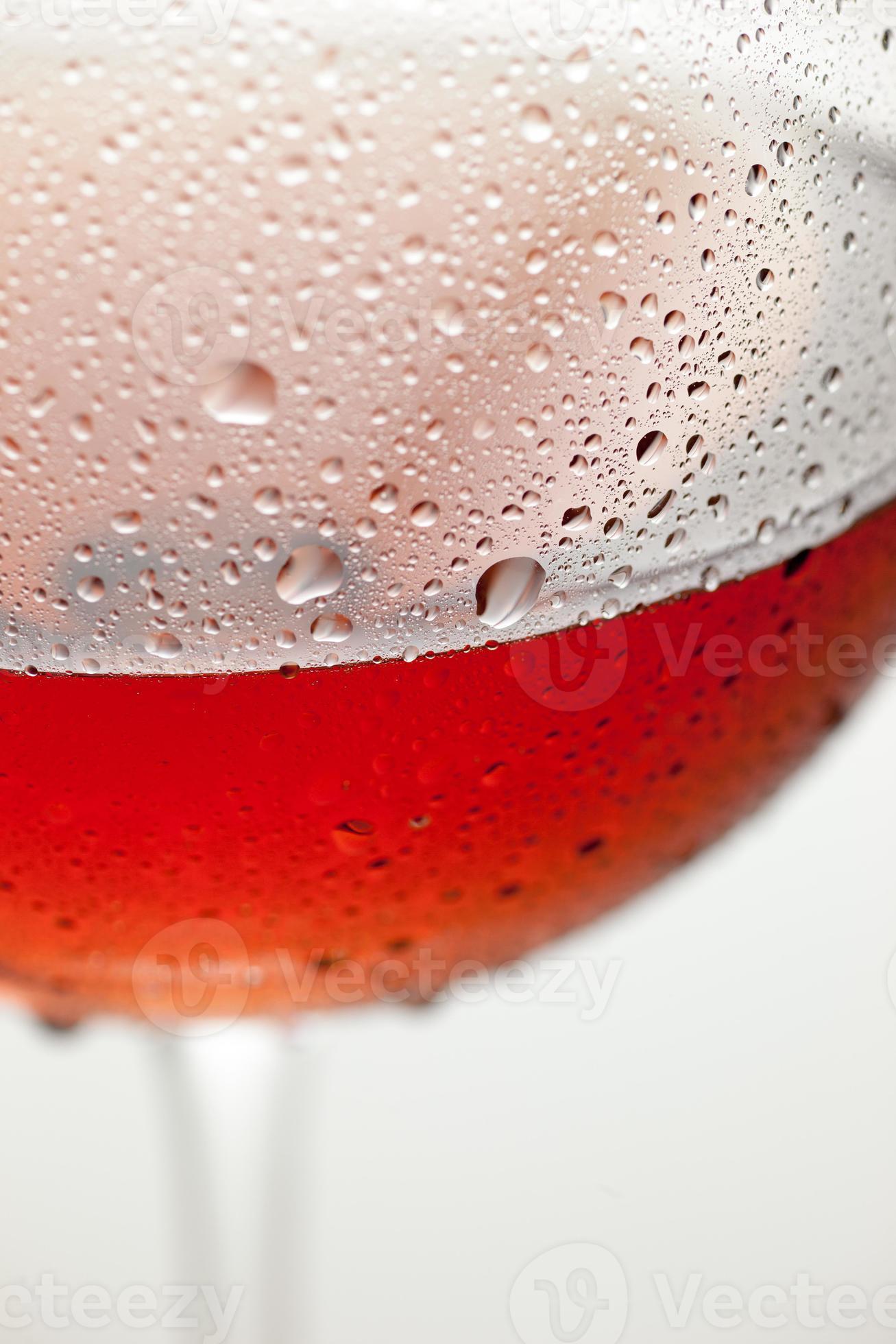 copo de vinho vermelho fresco no fundo branco foto