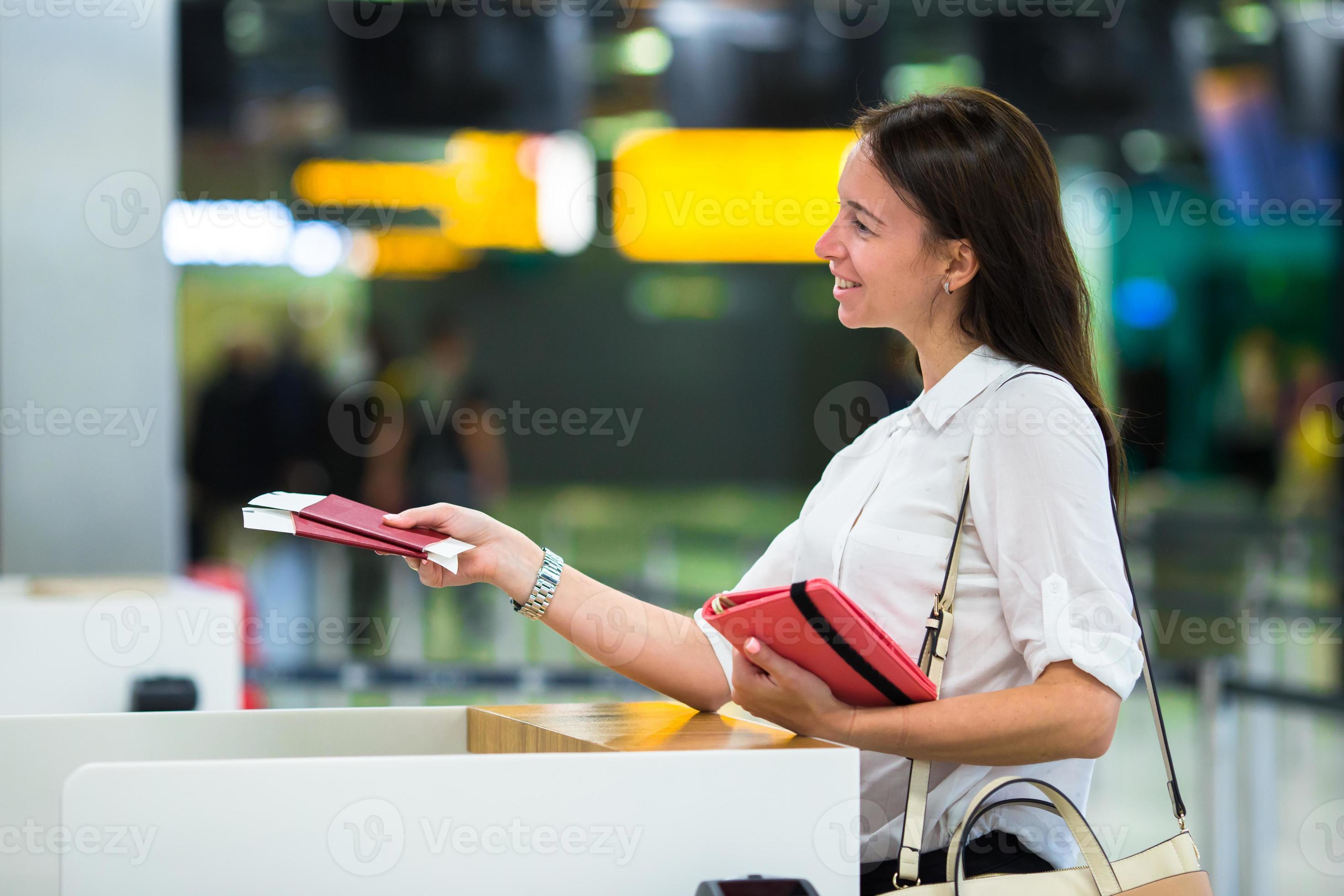 mulheres segurando passaportes e cartão de embarque no aeroporto foto