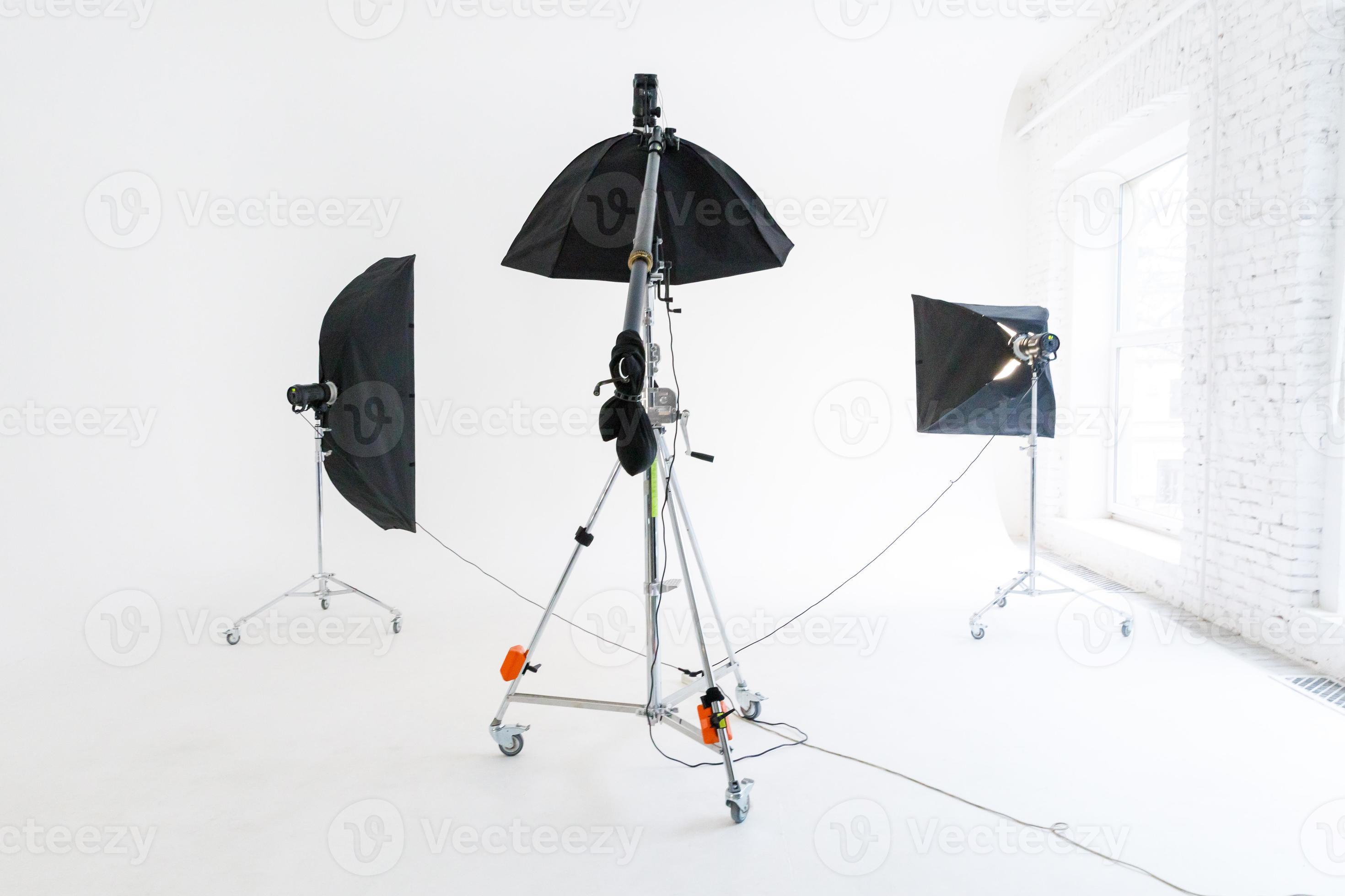 Equipamento de iluminação profissional fotográfico no set de