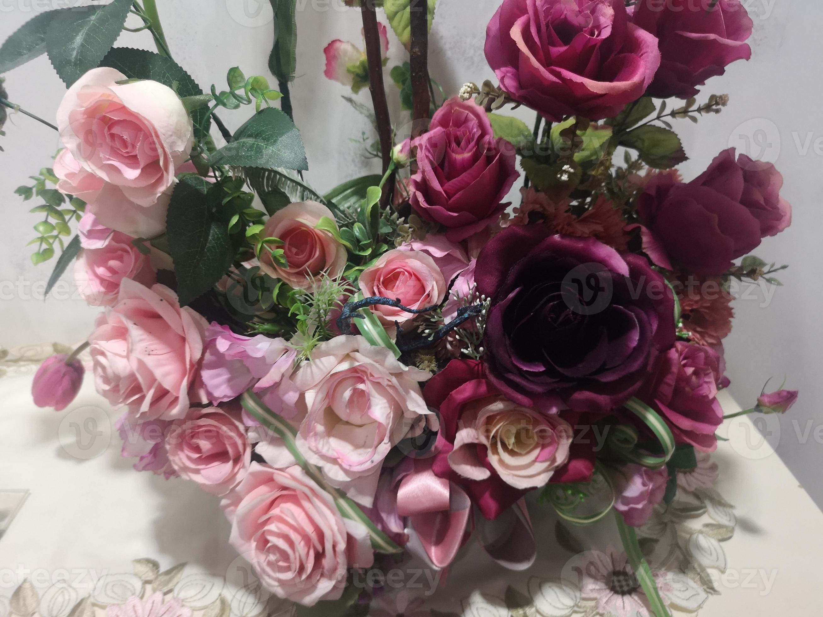 buquê de rosa violeta rosa escuro em vaso buquê de flores artificiais flor  estática seca cor de tom branco suave em estilo vintage, conceito para  escrever design de texto no fundo frontal