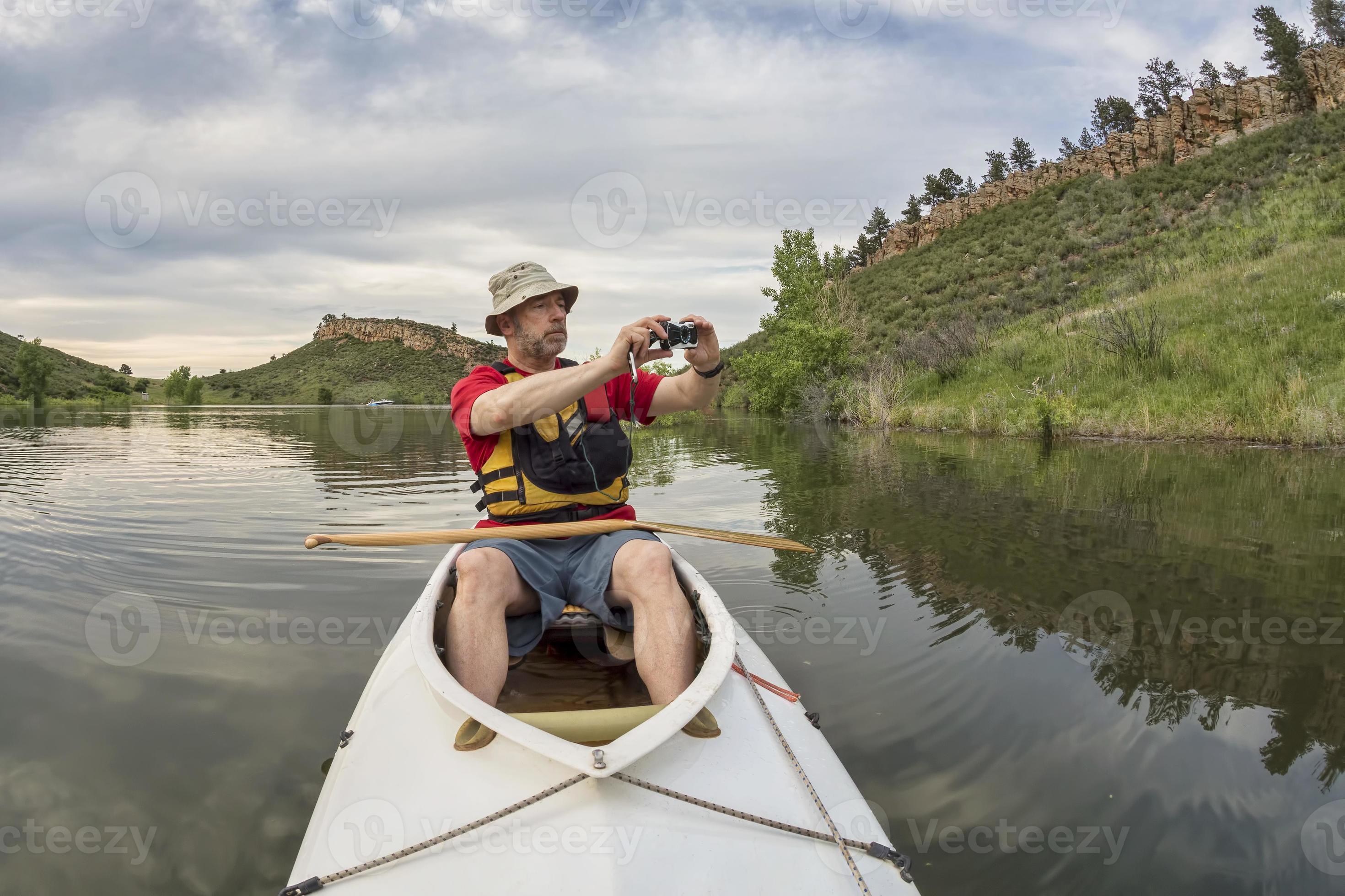 remador de canoa fotografando foto