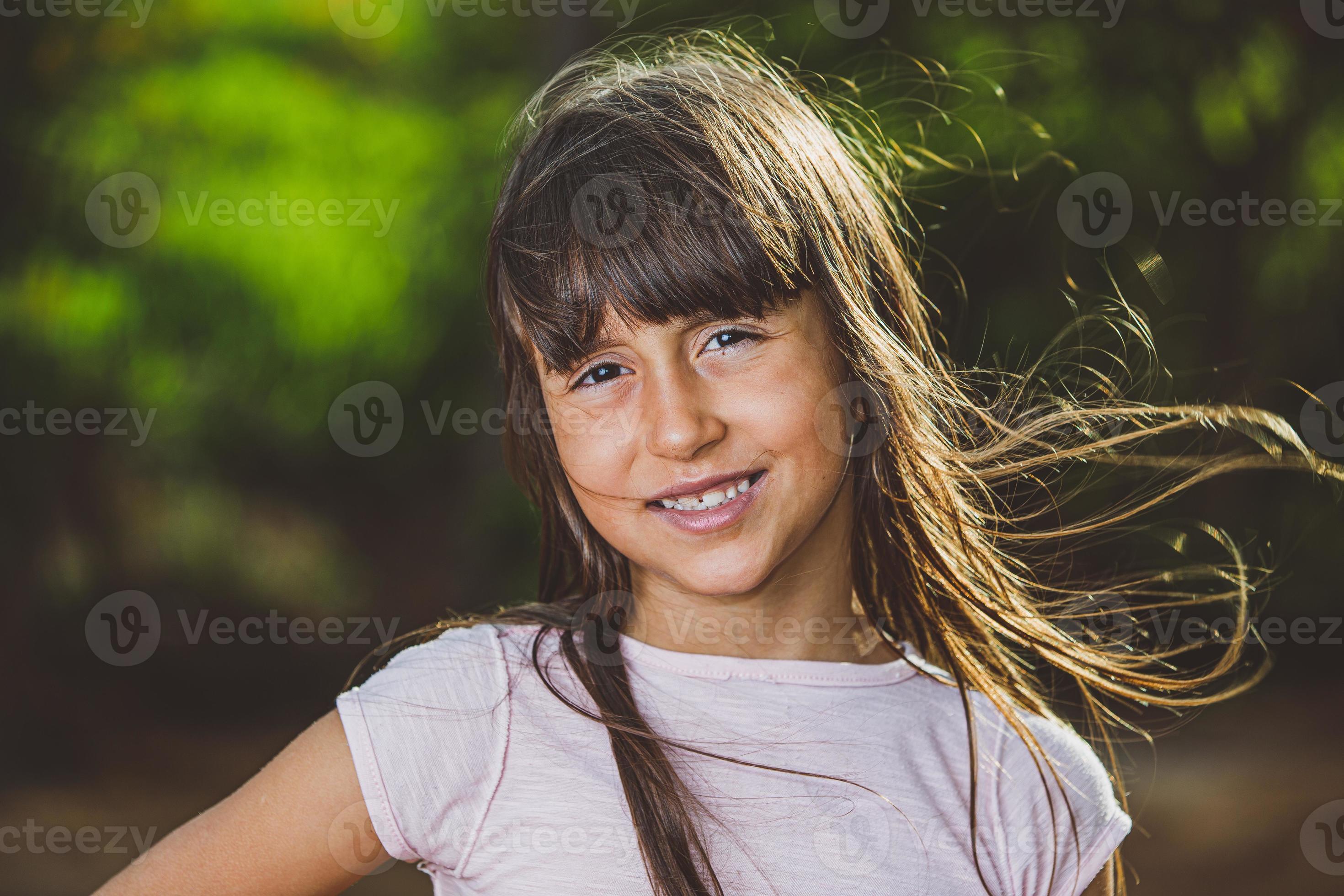 Retrato Ao Ar Livre De Uma Menina De 8 Anos Bonito. Uma Menina Sorrindo Para  A Câmera. Foto Royalty Free, Gravuras, Imagens e Banco de fotografias.  Image 174338419