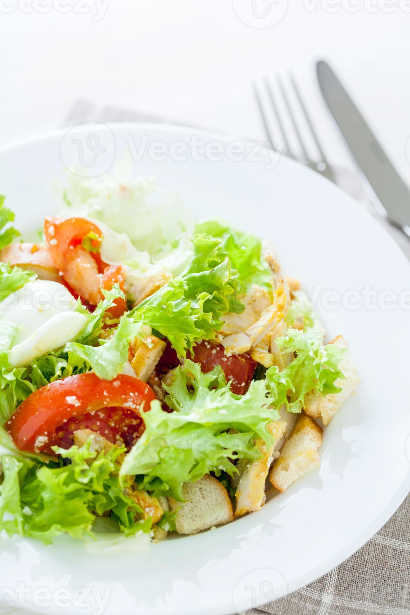 salada caesar com frango, tomate cereja, alface foto