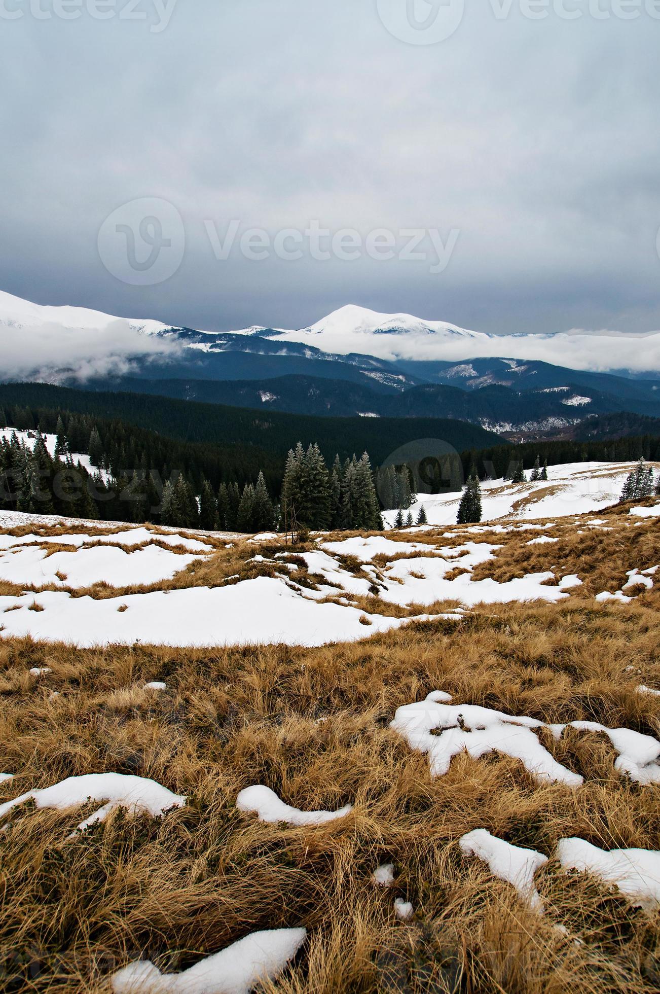 paisagem de montanha do inverno foto