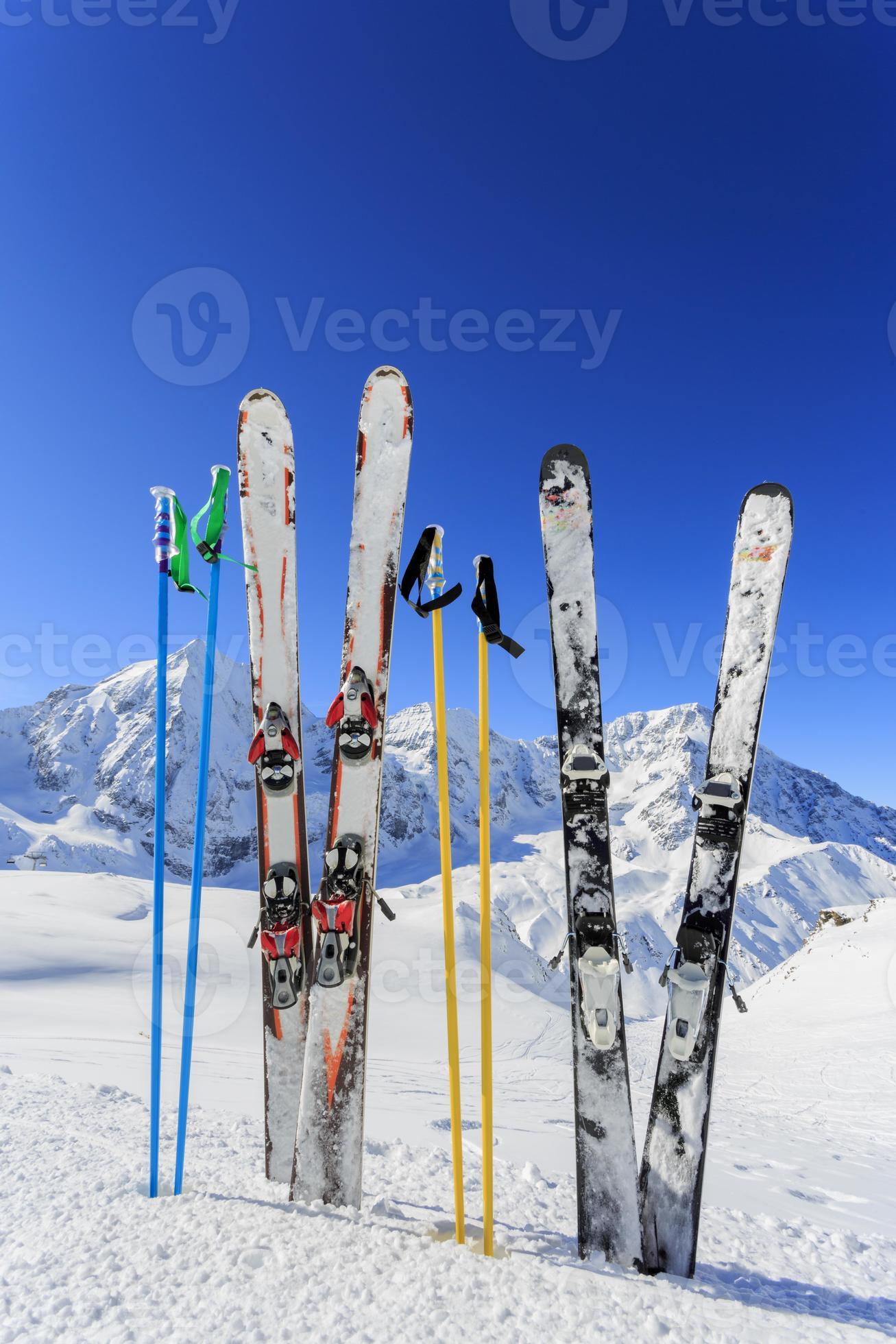 equipamentos de esqui na neve foto