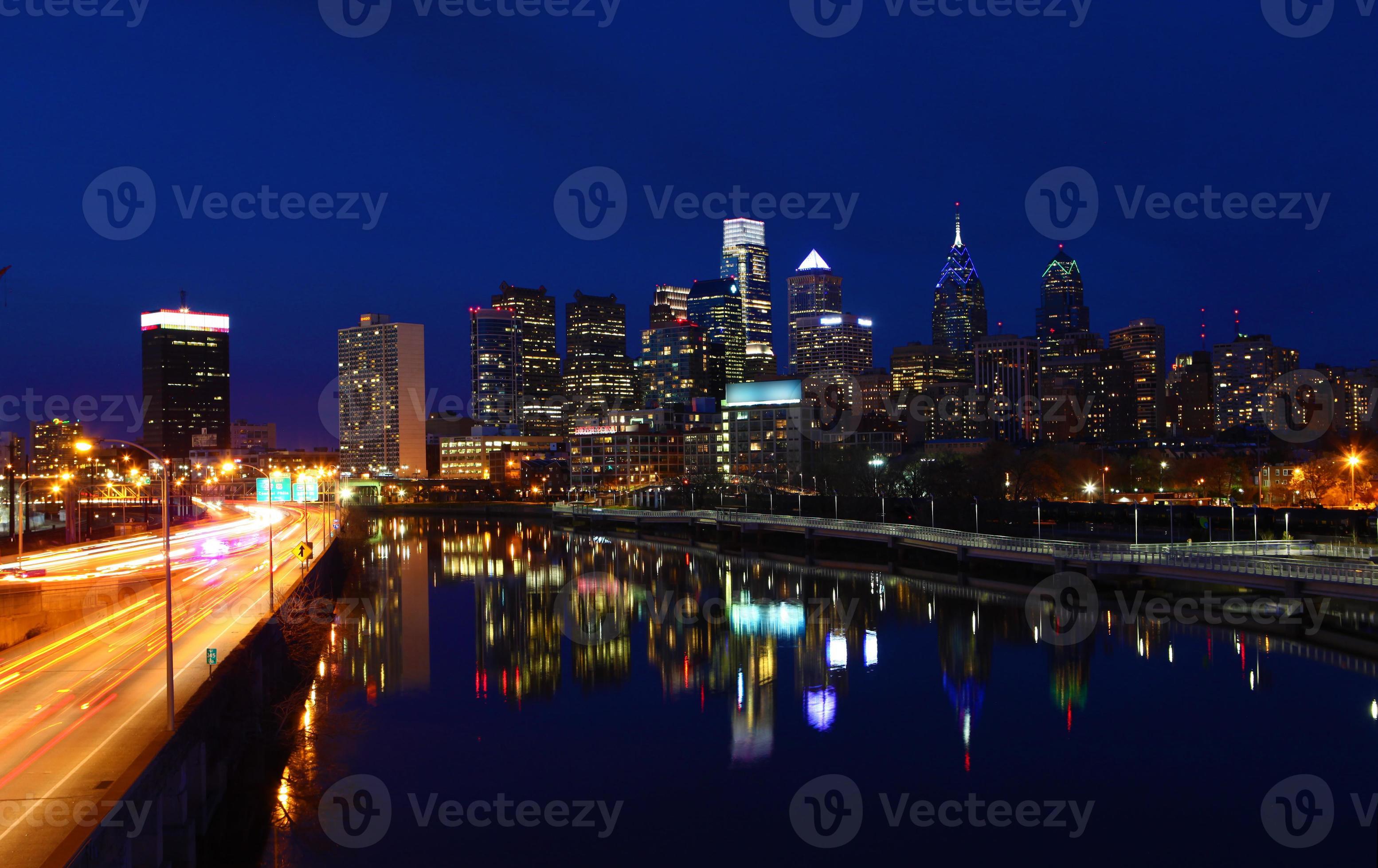 visão noturna do centro da cidade de Filadélfia foto