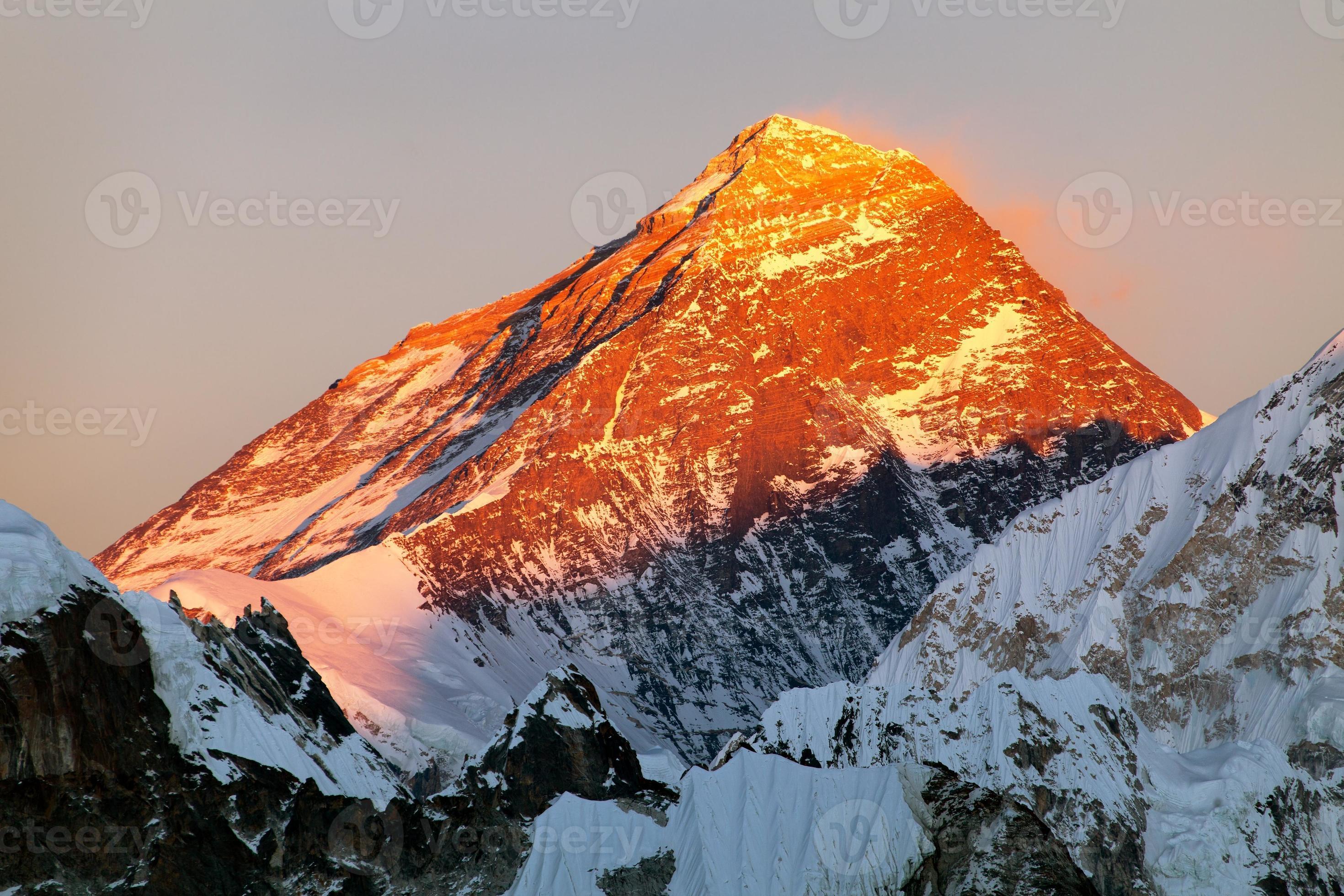 visão noturna do Monte Everest do vale de Gokyo foto