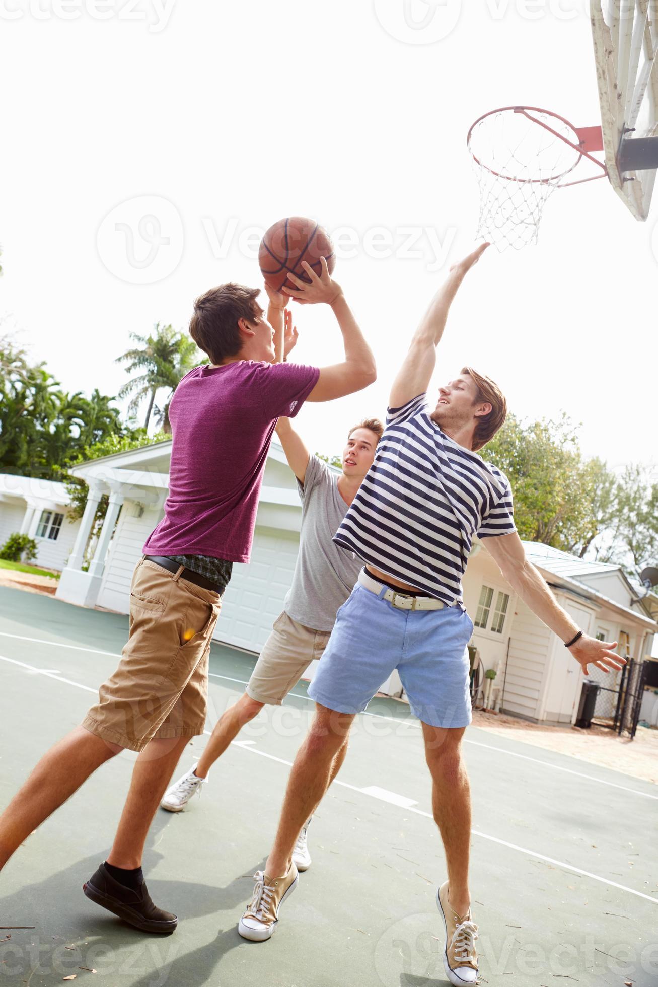 Foto Um grupo de pessoas jogando basquete – Imagem de Basquete