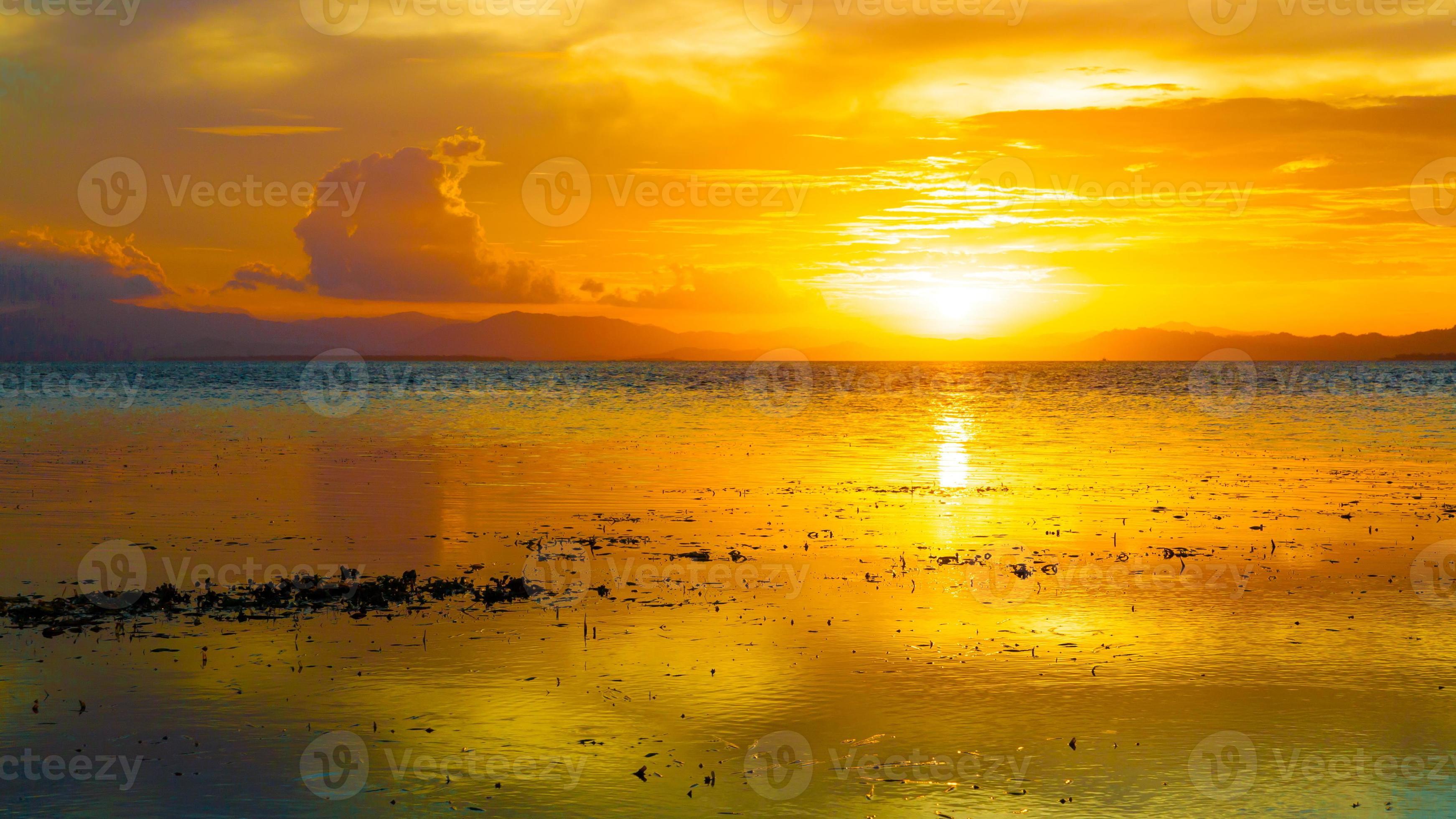pôr do sol mar tropical foto