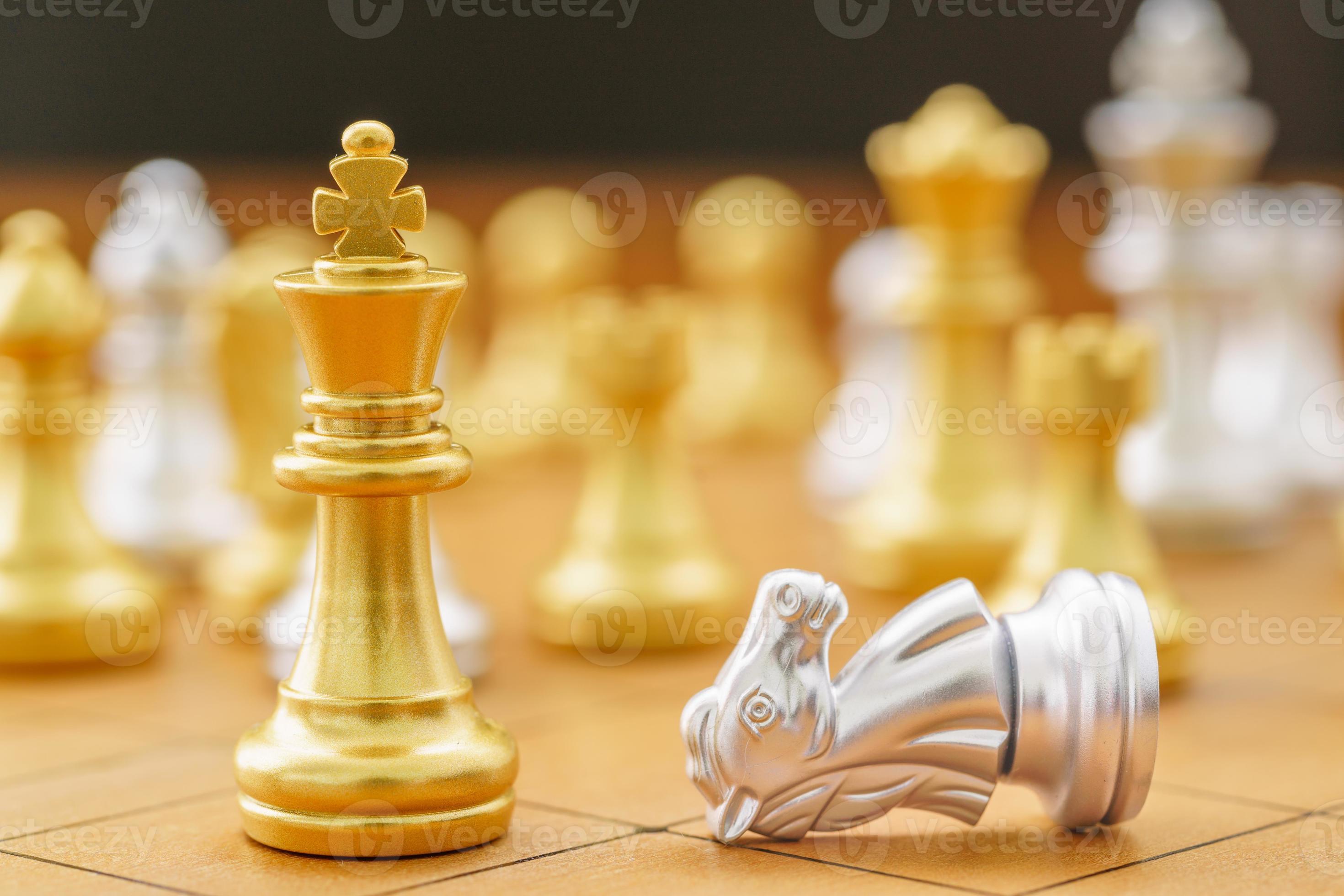 Peça de xadrez rei ouro ficar no tabuleiro de xadrez de madeira