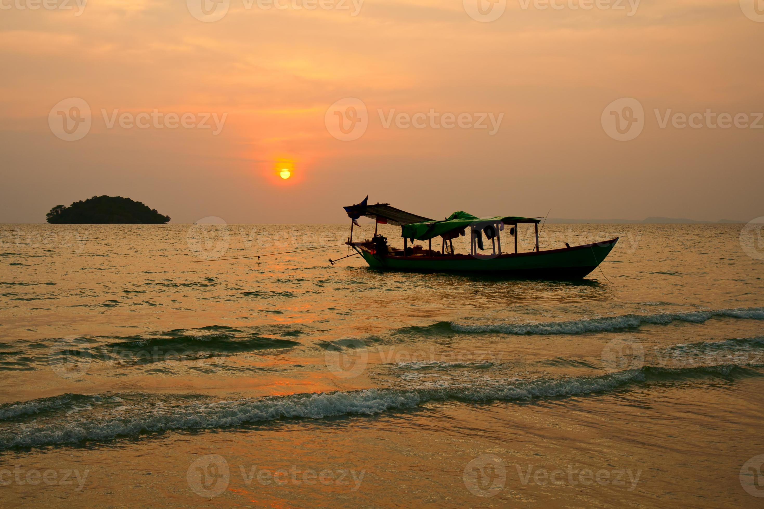pôr do sol no camboja foto