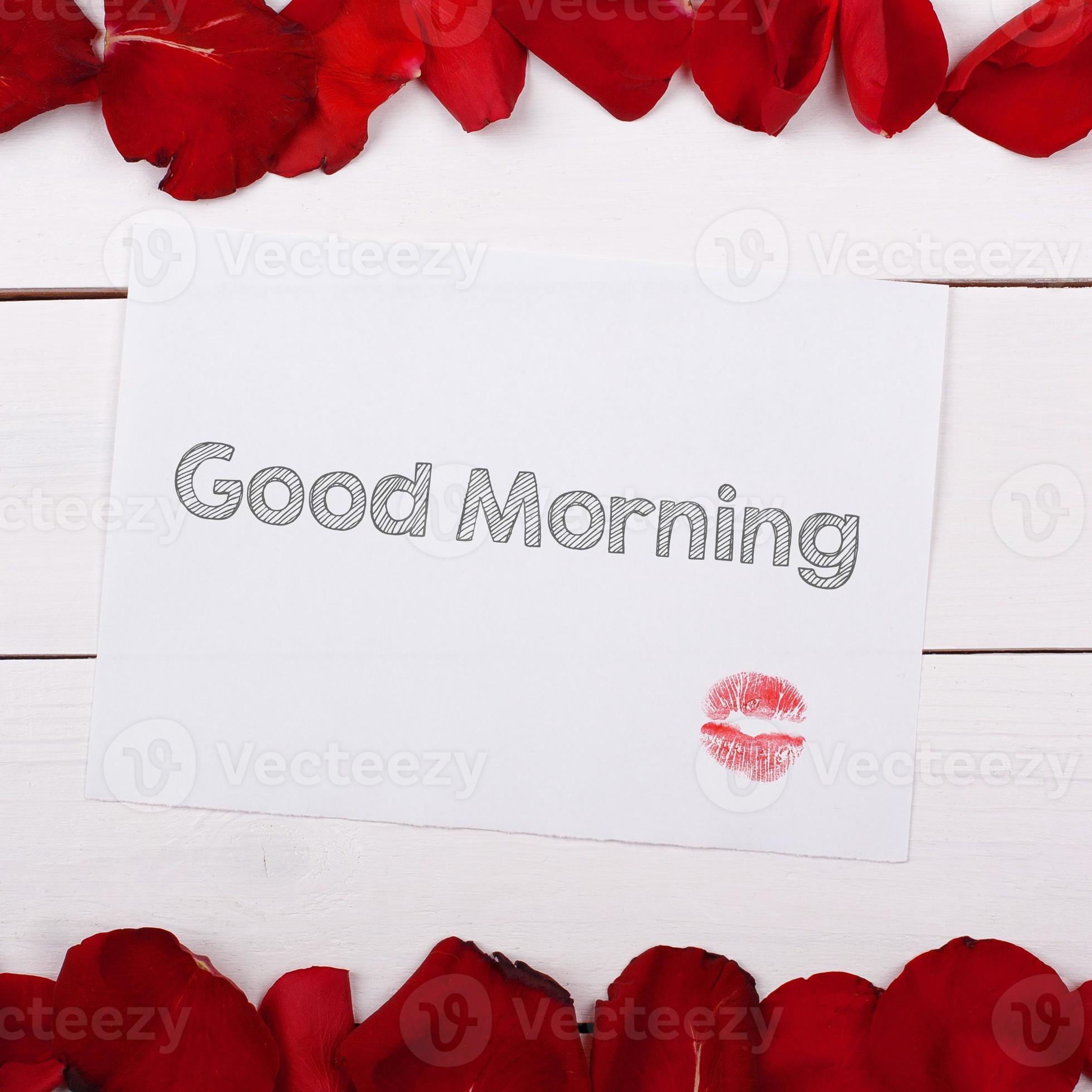 folha de papel bom dia com um beijo. nota e pétalas de rosa em cima da mesa  8034319 Foto de stock no Vecteezy