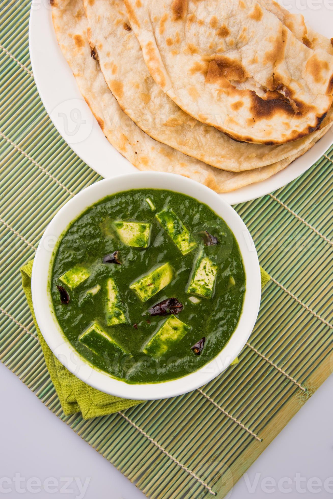 comida indiana espinafre ou palak paneer com roti, chapati, paratha foto