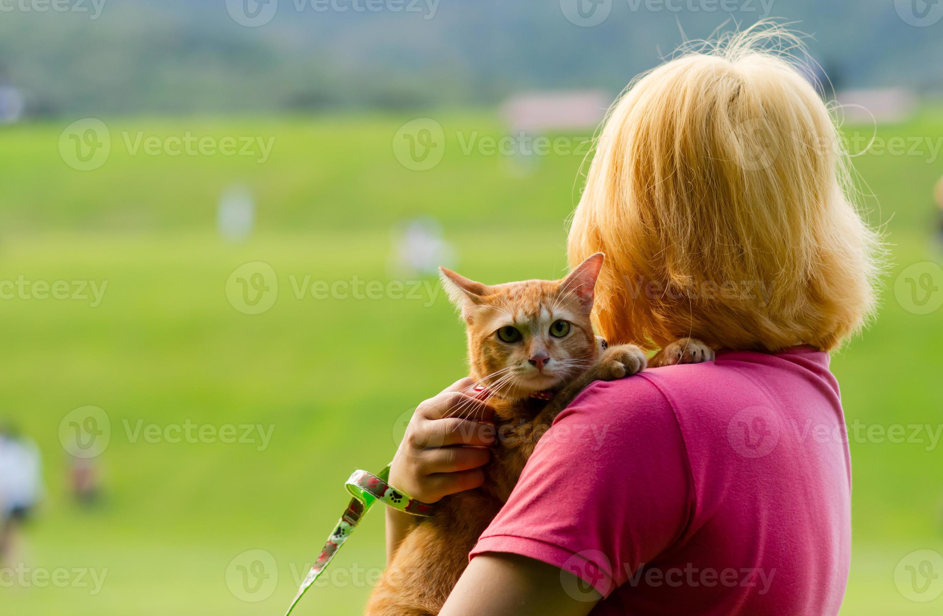 A adolescente que se transforma num gato