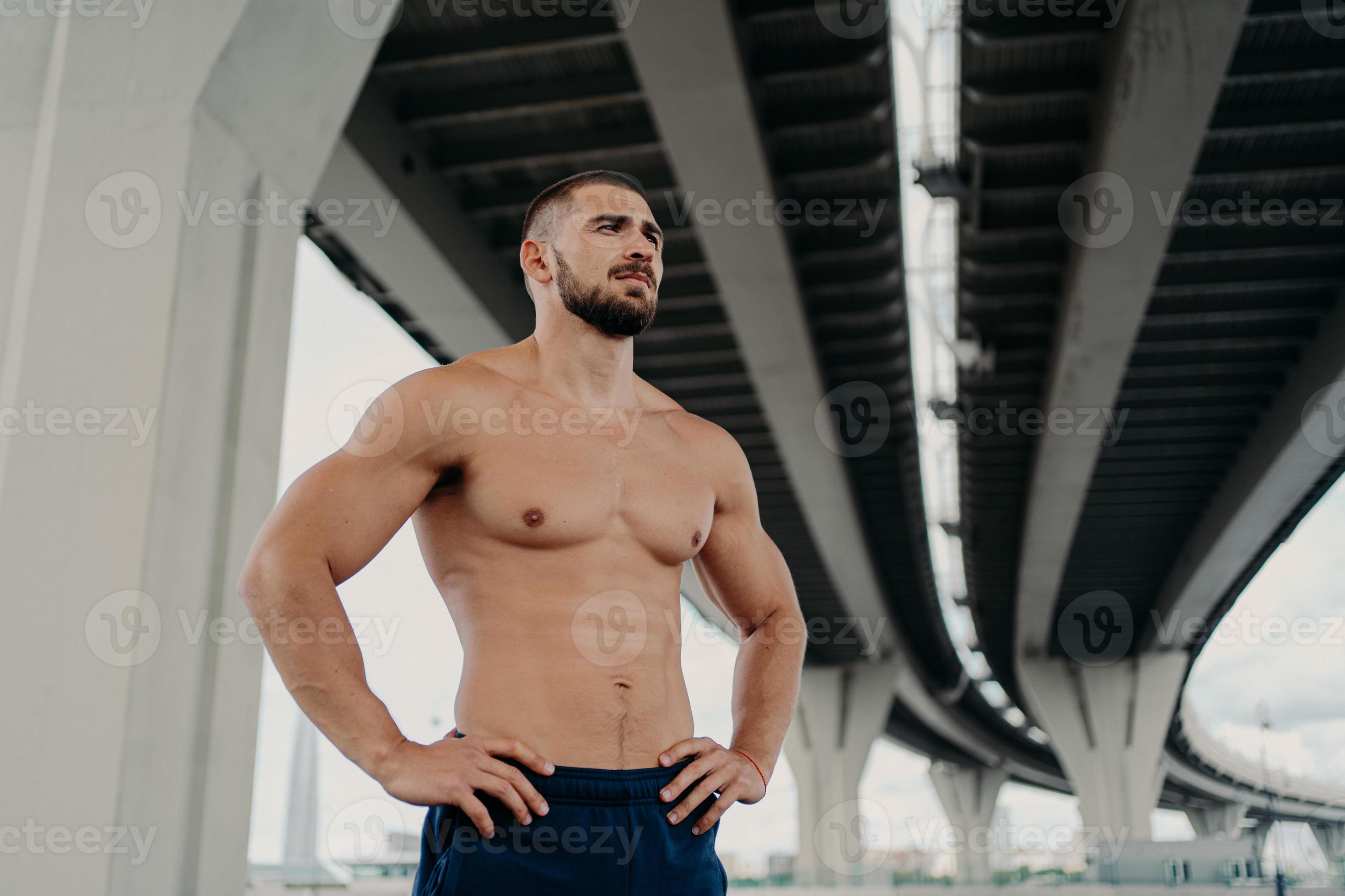 modelo de fitness masculino atlético mantém as mãos nas poses da