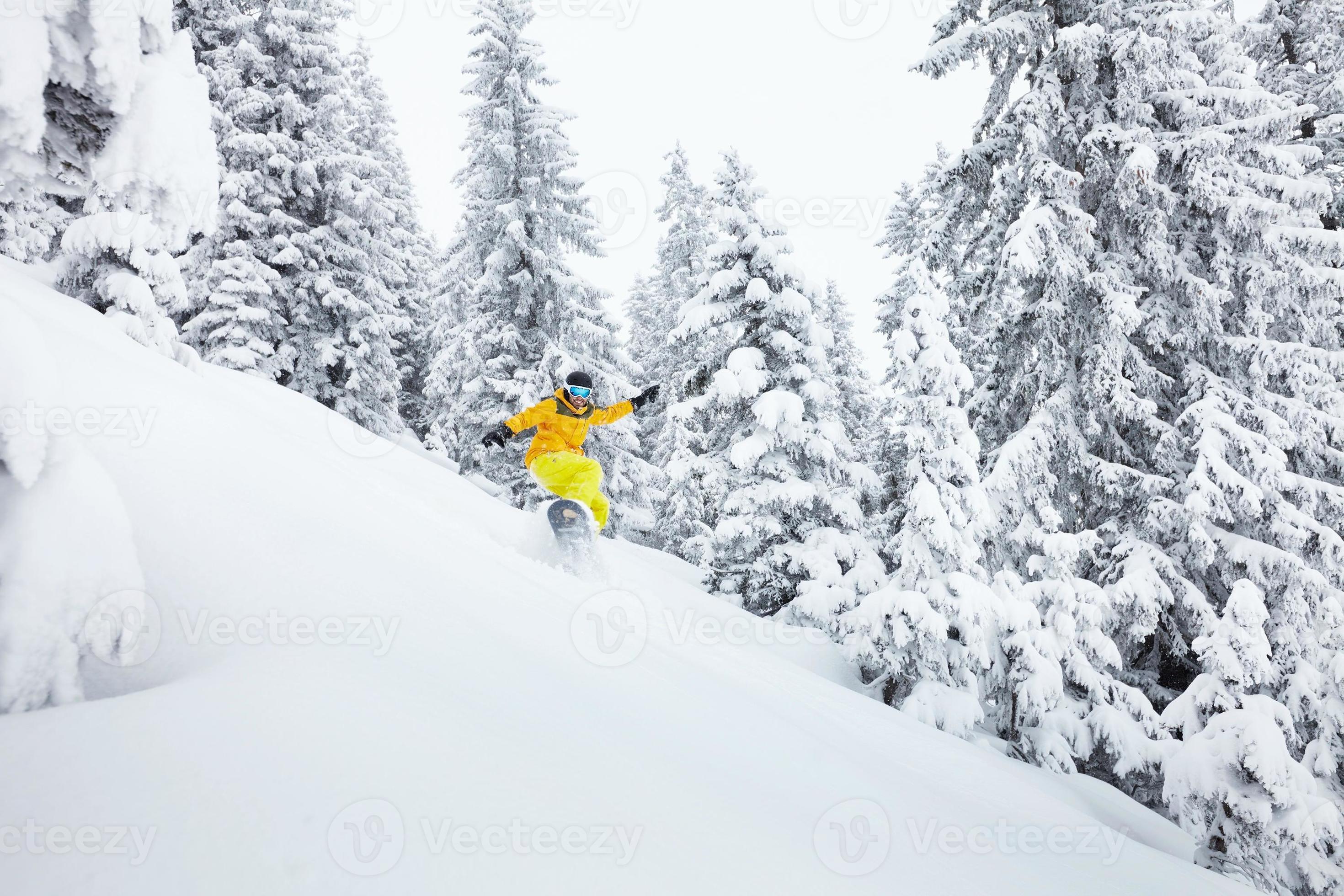 snowboarder de freeride na pista de esqui foto