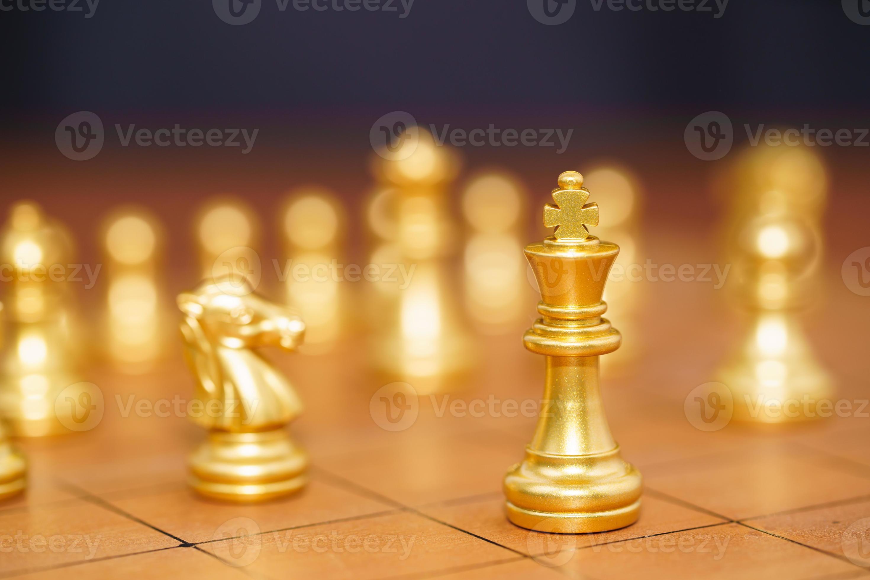 Um tabuleiro de xadrez com um rei de ouro