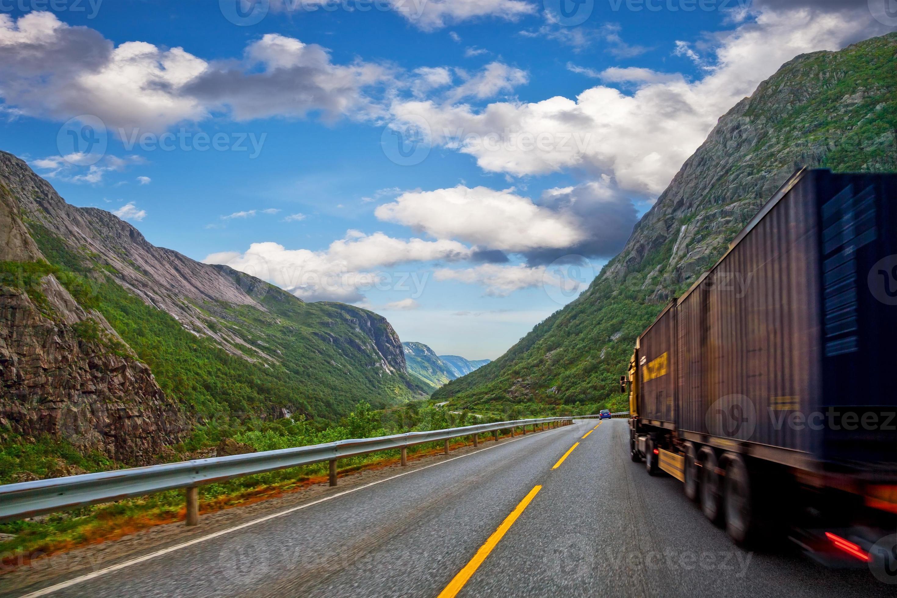 caminhão na paisagem de montanha foto
