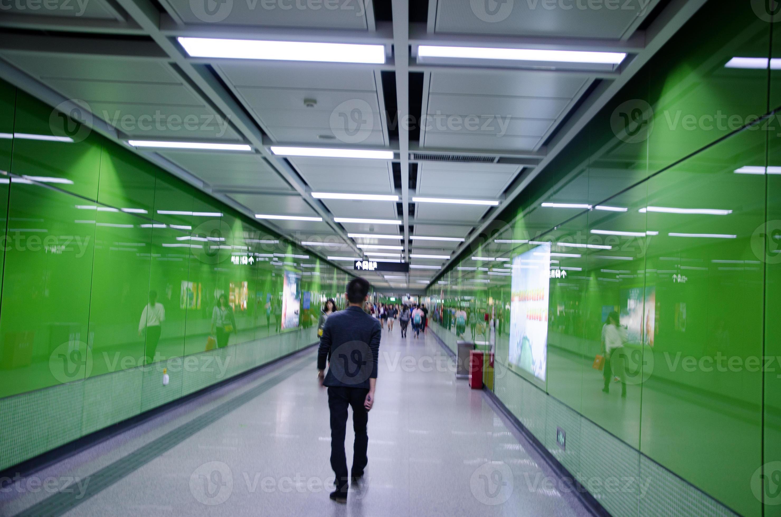 atividades de pessoas de negócios, andar na passagem subterrânea. foto
