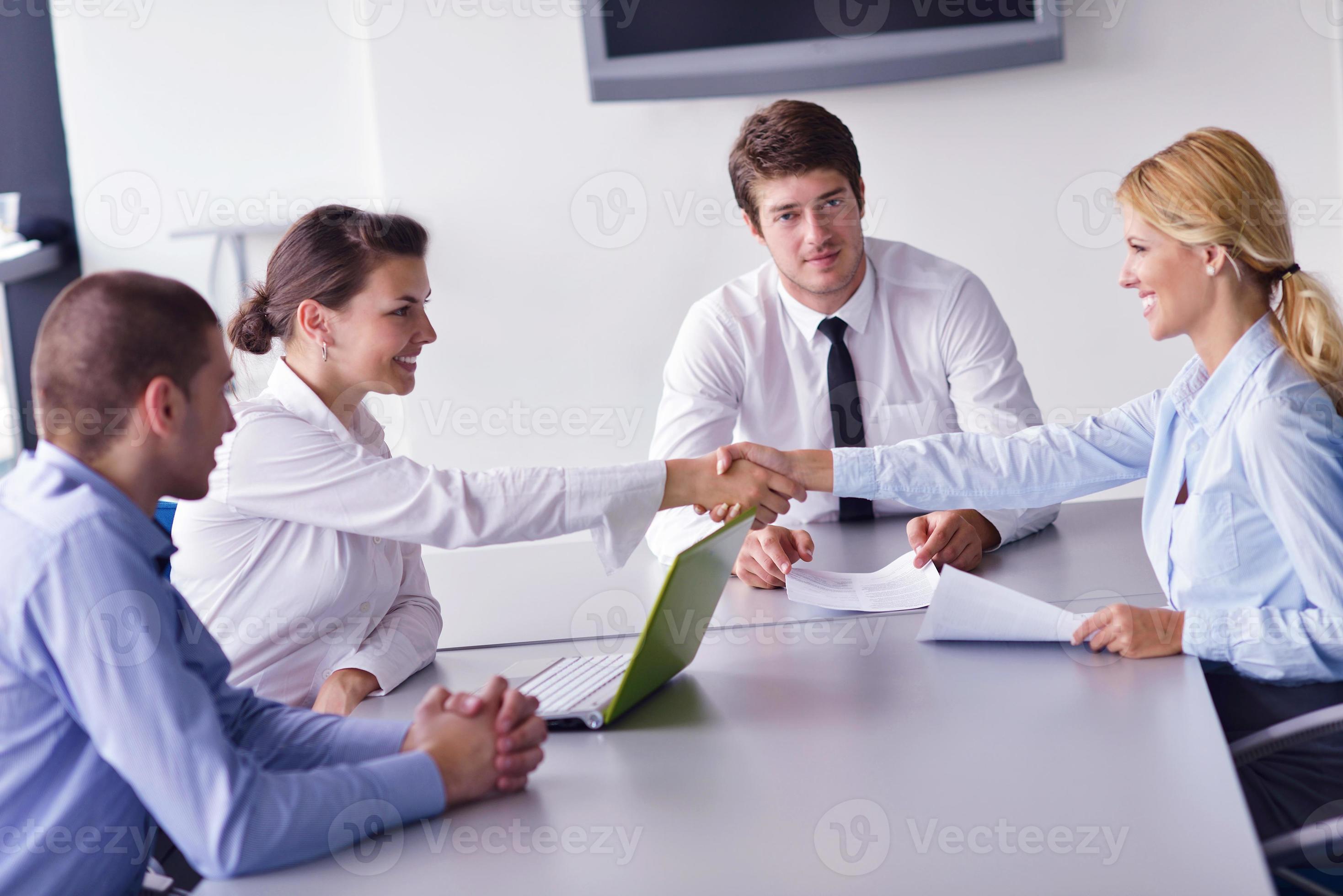 grupo de pessoas de negócios em uma reunião no escritório foto
