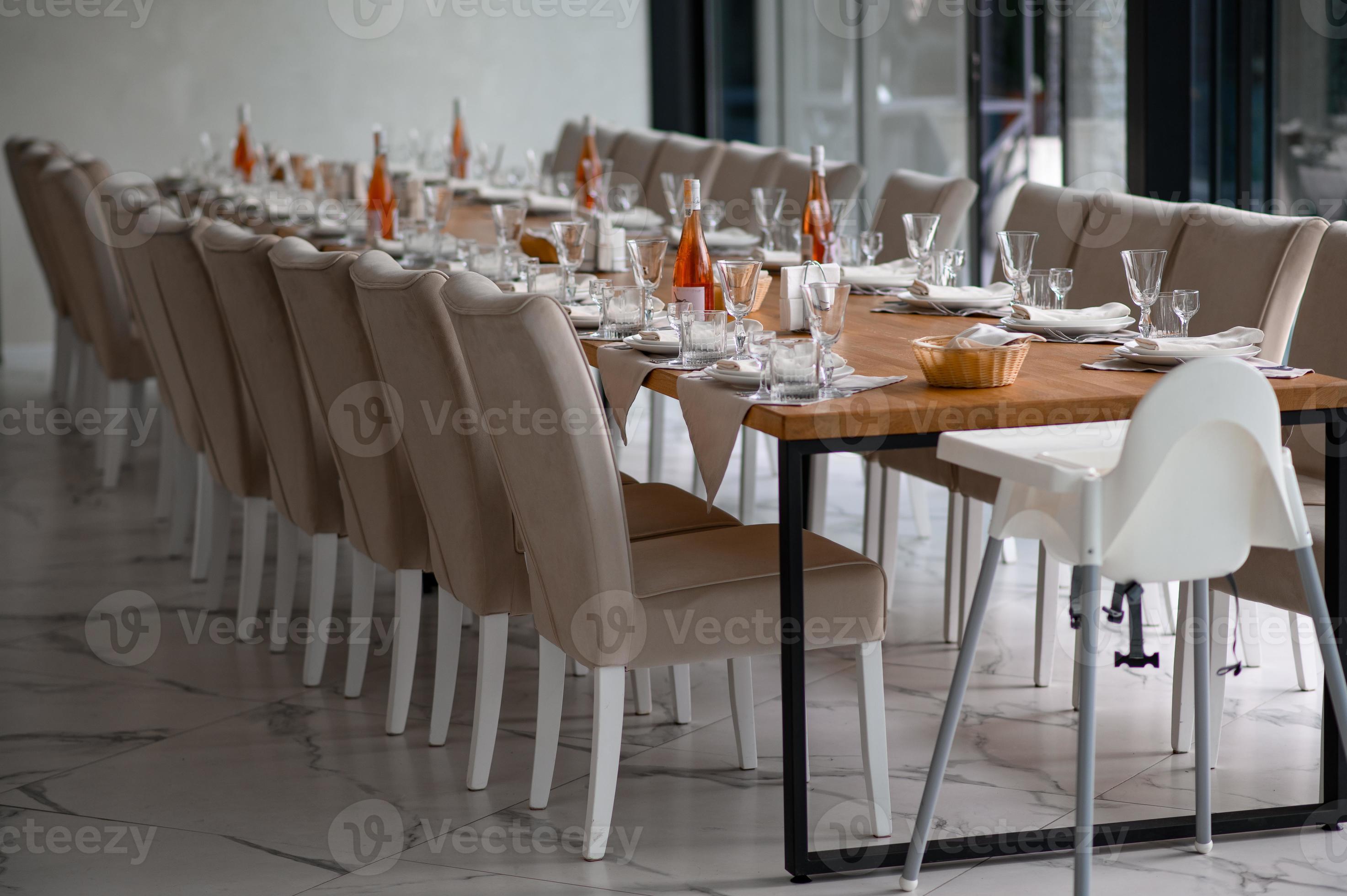 configuração de mesa romântica festiva com talheres, guardanapo cinza e  louça branca na toalha de seda bege 8861964 Foto de stock no Vecteezy