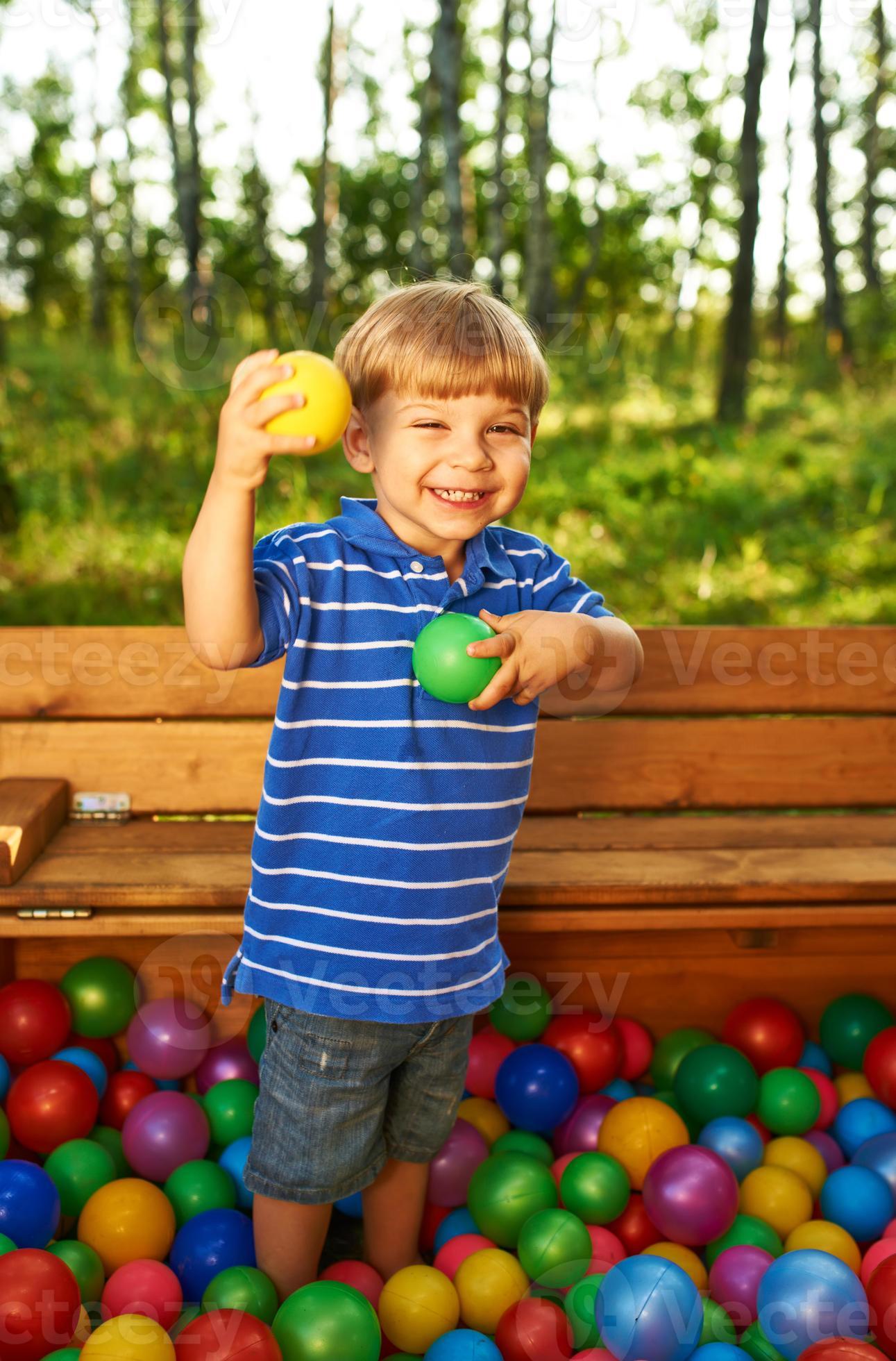 Crianças Felizes Jogando Bolas No Cesto De Plástico Imagem de Stock -  Imagem de colorido, atividade: 220991259