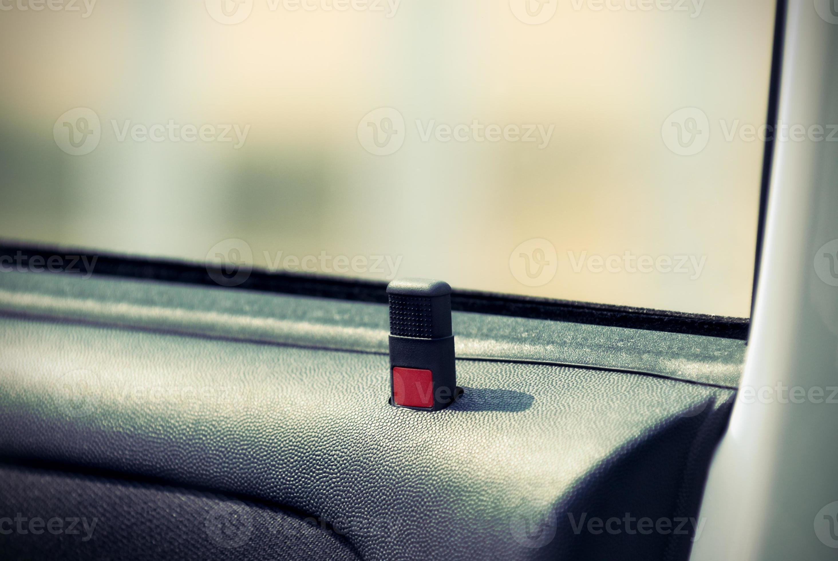 um botão que mostra a porta do carro está destrancado foto