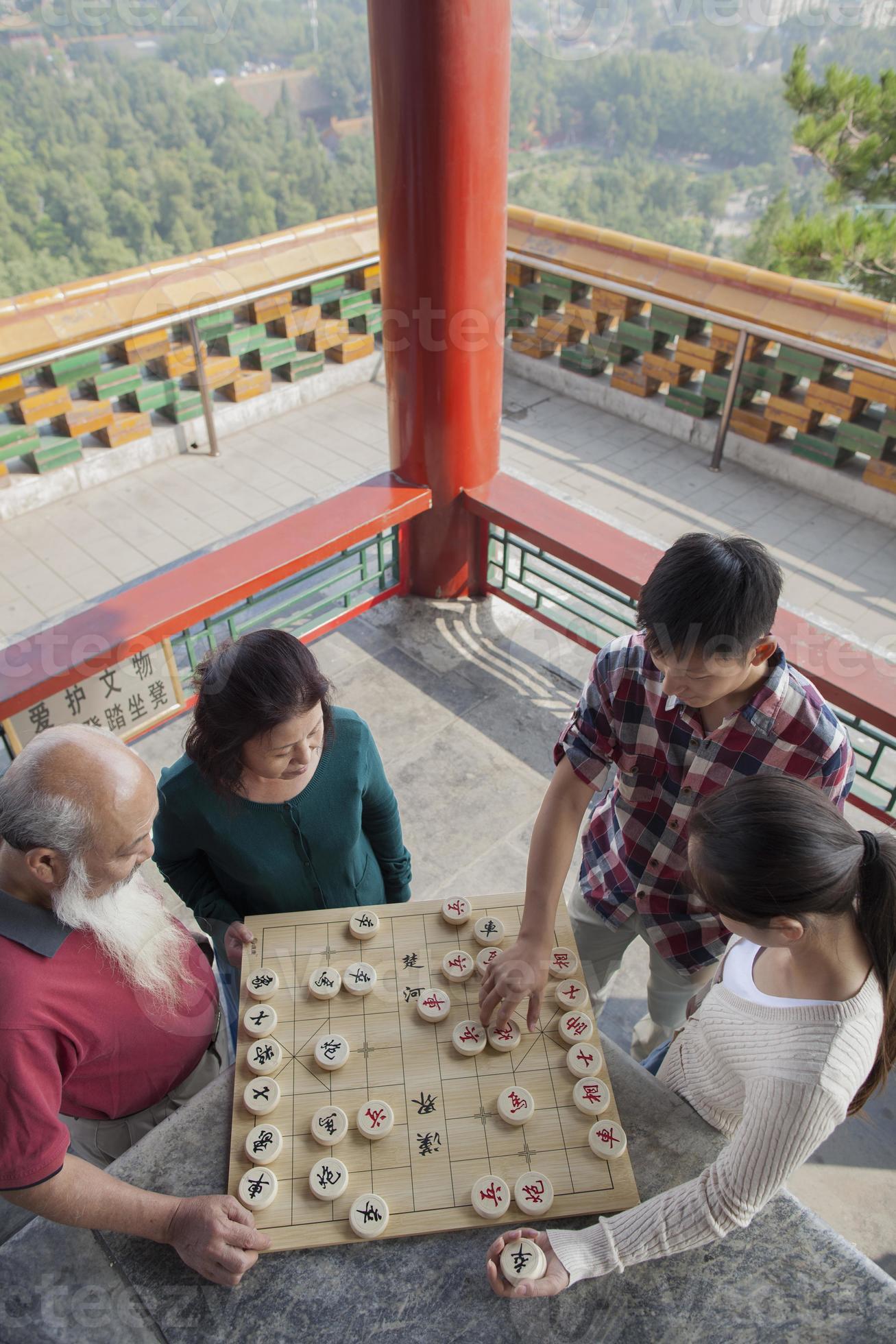 família jogando xadrez chinês (xiang qi) 903222 Foto de stock no Vecteezy