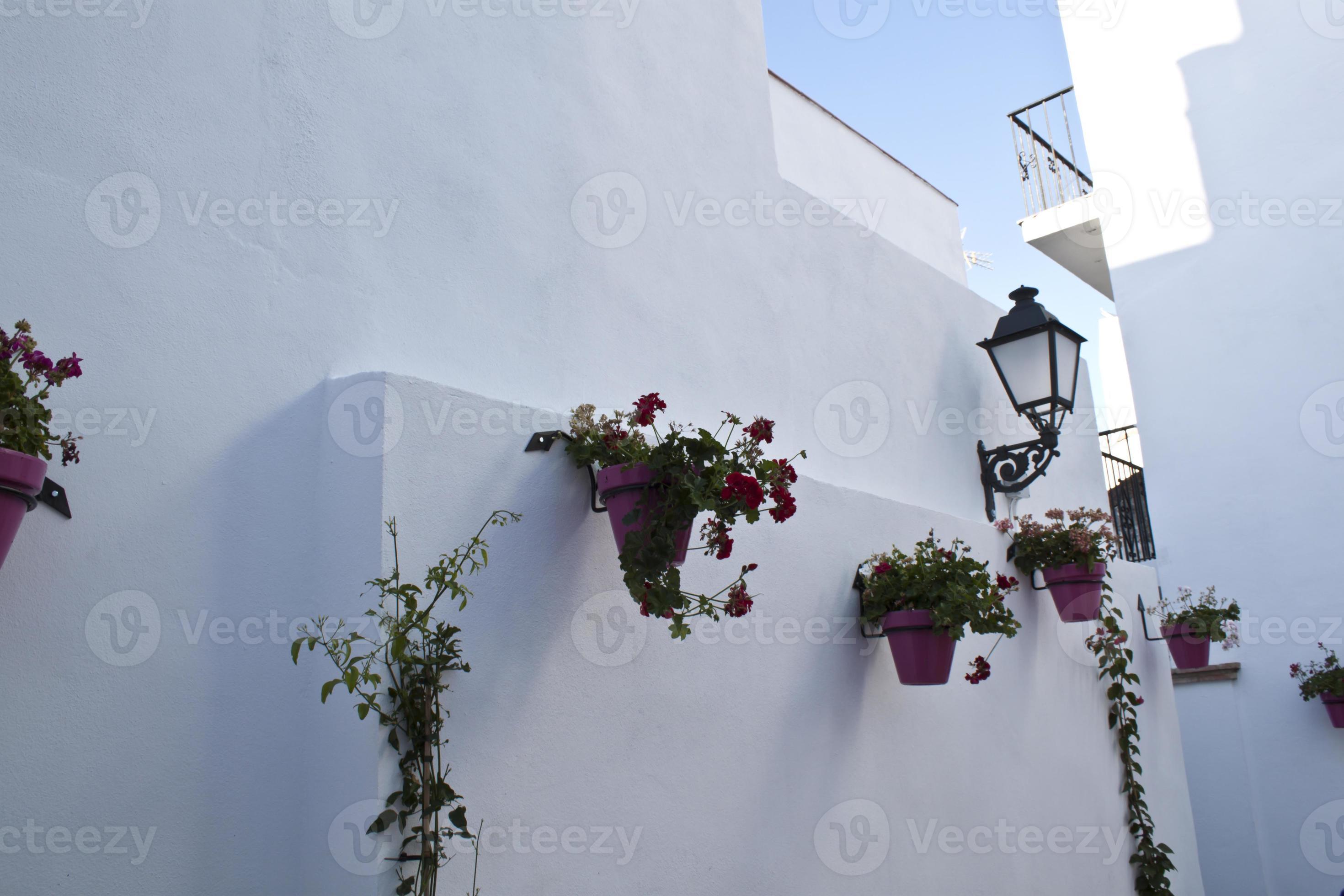rua na típica aldeia andaluza branca foto