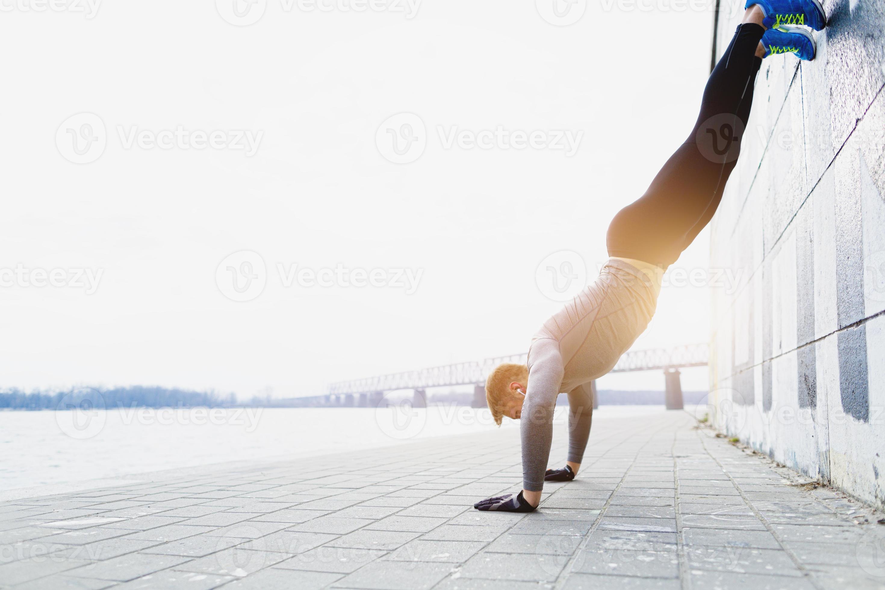 jovem atleta está fazendo flexões verticais foto