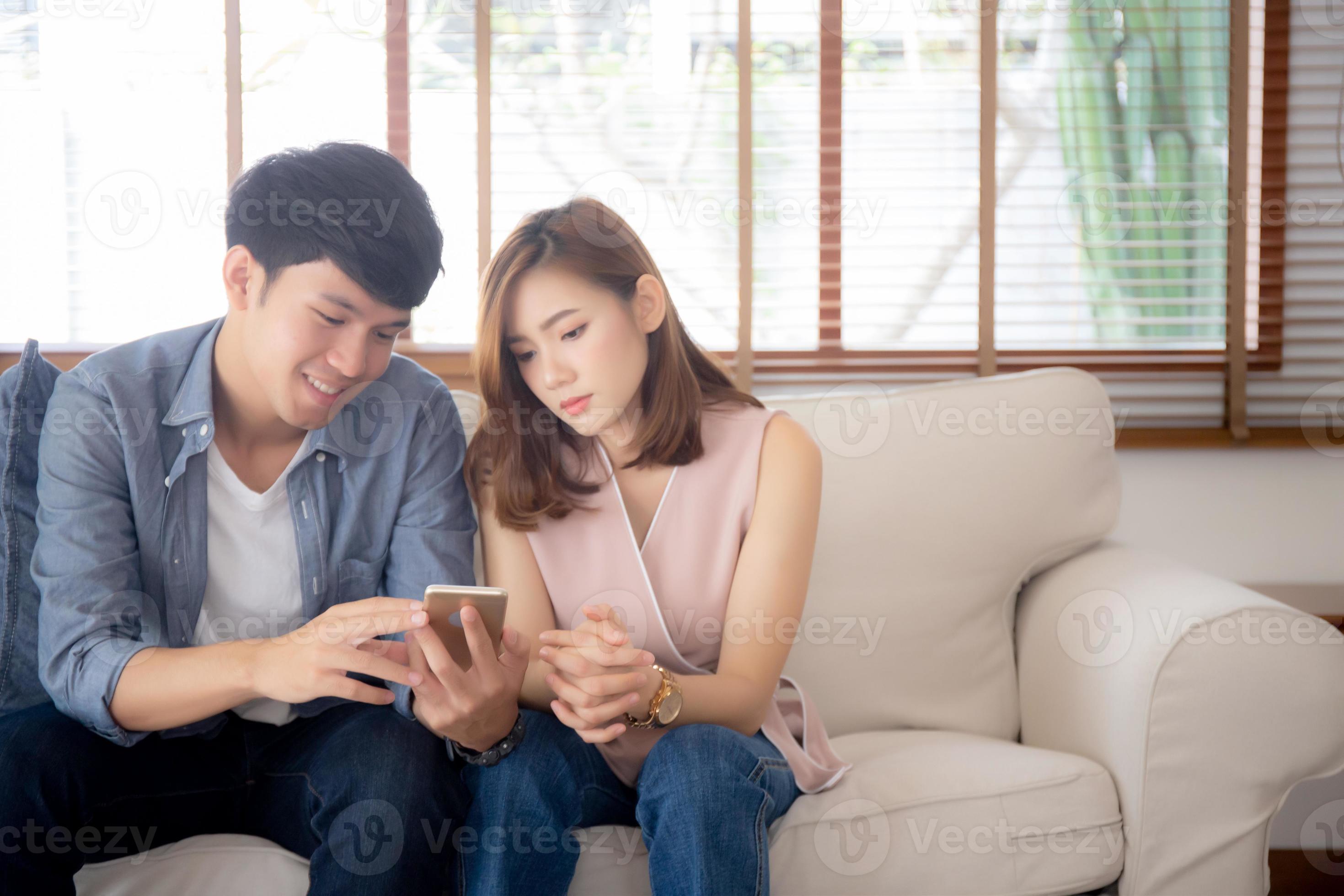 Felicidade casal de aposentados asiáticos gosta de jogar e competição jogo  smartphone móvel online juntos no sofá na sala de estar fundo interior de  casa casal asiático jogando jogo juntos em casa